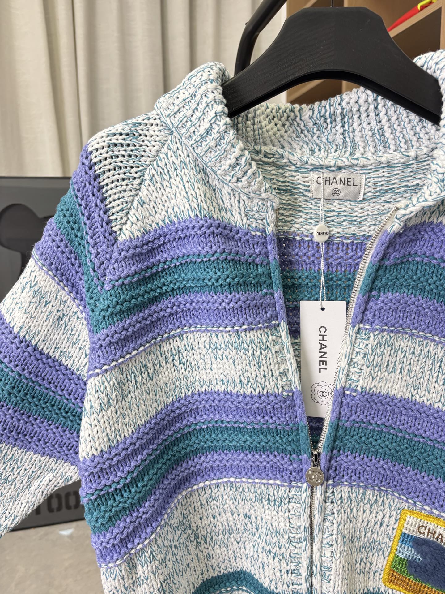 p230💰 款号：DC271# CHANEL 香奈儿 25ss 复古减龄条纹撞色针织开衫 打造如彩虹般绚烂多彩的层次之美，重磅羊毛面料 亲肤保暖 材质细腻软糯 厚实有筋骨 尽显慵懒温柔，条纹撞色设计 增添层次感 焕活冬季穿搭，搭配各式下装 休闲与通勤都可驾驭 颜色：图片色 尺码：S M