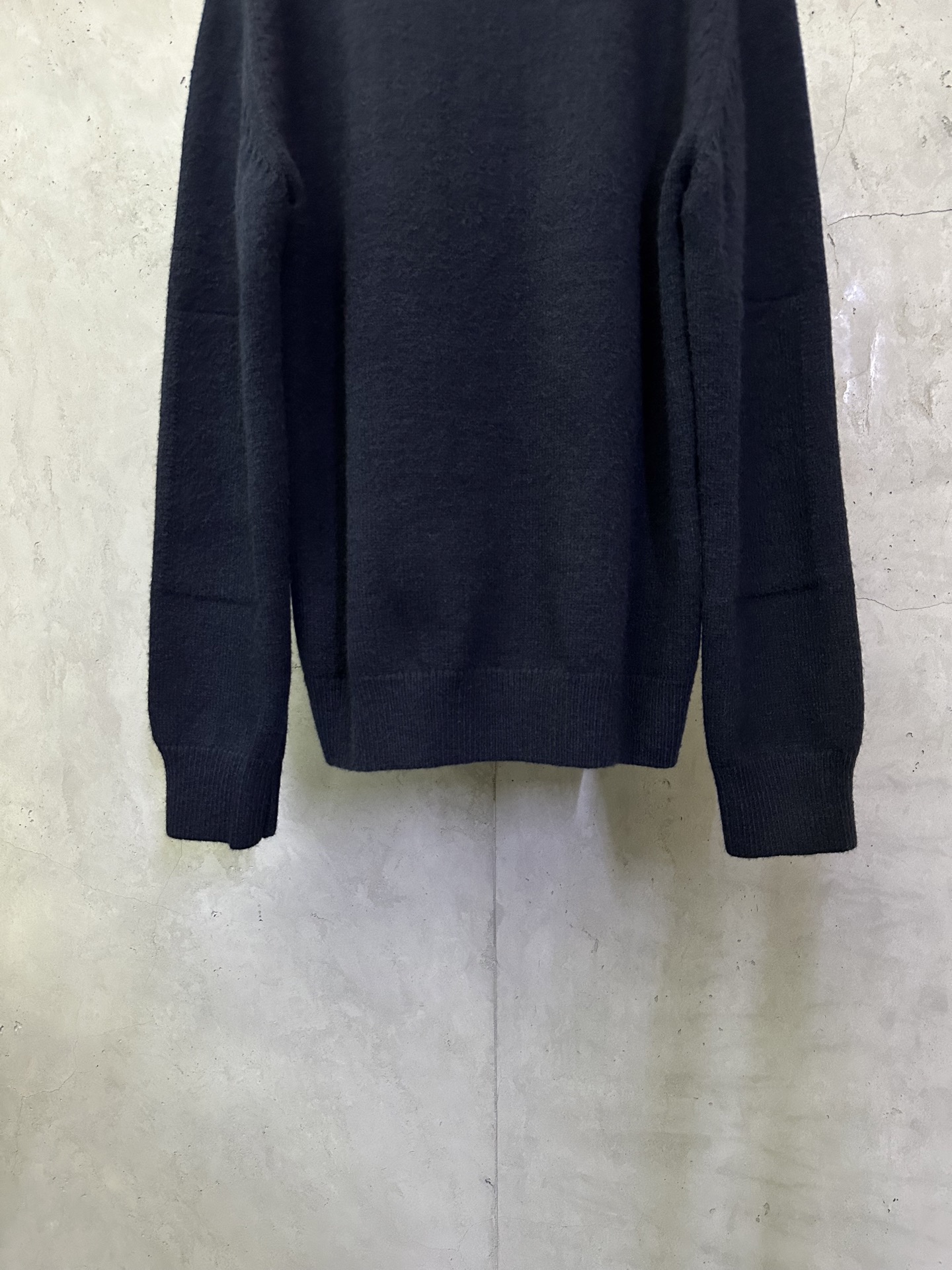 💰200 BURBERRY巴宝莉 26SS 纯色圆领羊绒针织衫 面料：采用定染18支双股羊毛混纺毛料 建议干洗（本产品为毛料织造而成不易机洗）定制五金 螺纹 辅料 对版对位 男女同款 -Color: 宝蓝色 -Size: S M L XL