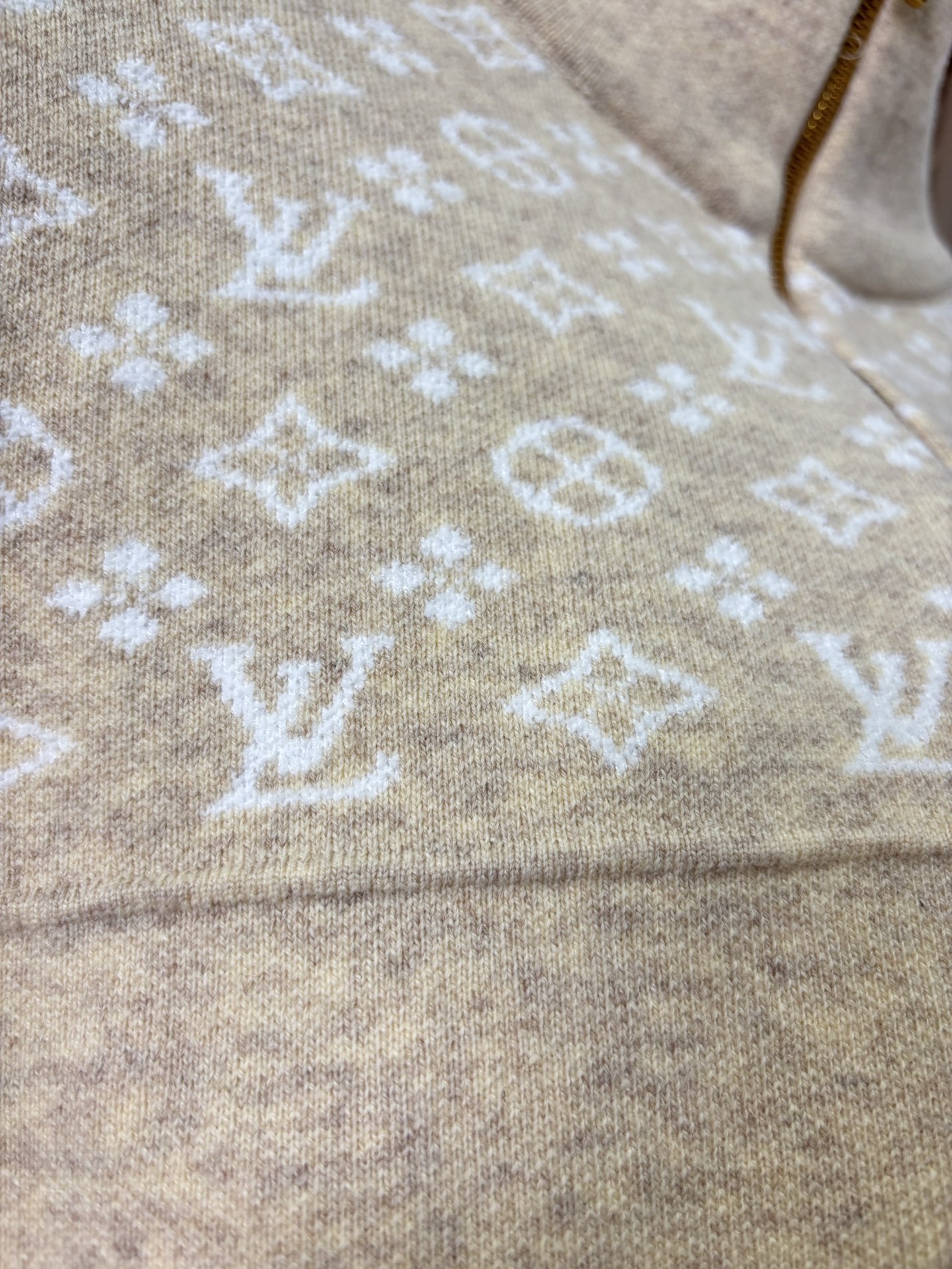 p185💰 款号：DC272# LV路易威登顶级版本SKI系列纯羊毛半开衫套头polo毛衣 顶级版本！新款纯羊毛 全衣高品质德国进口机器制作 三种机器 三种织法 工艺复杂程序繁琐 定制款对色定染纯羊毛高克重高密度超高品质，毛料柔软细腻亲肤，触感软糯丝滑！克重1斤多 颜色：燕麦杏色 尺码：S-M-L-Xl【图9️⃣尺码表】