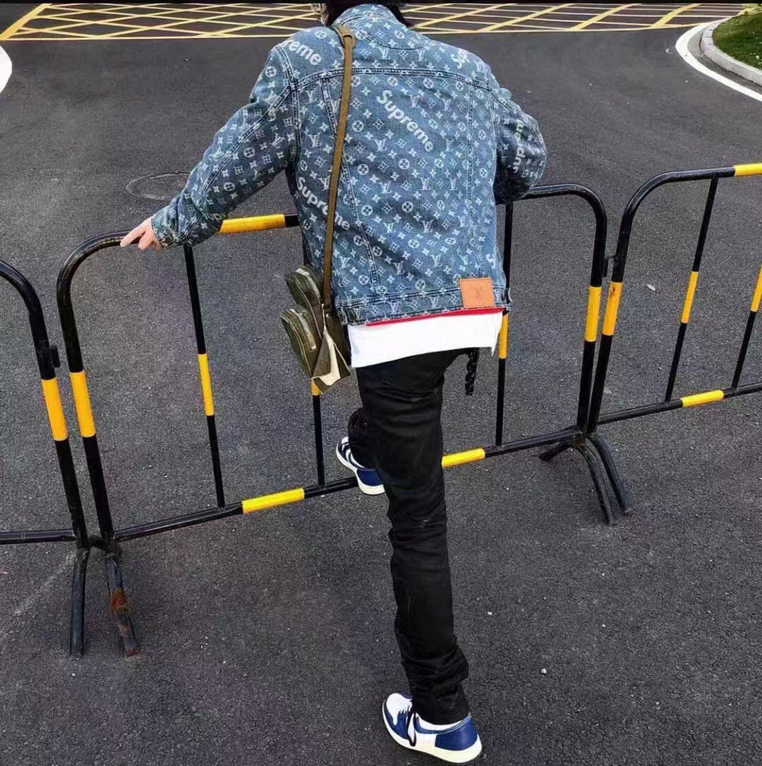 兔子上新 P160 Louis vuitton x Supreme LV路易威登SUP联名 满印牛仔夹克 过去L家并无与街头品牌联名的先例，街头潮牌与奢品潮牌的结合，强强联手再次缔造出时尚潮流的顶端。 此款前面双品牌印花，在工艺方面采用了涂鸦式加爆裂纹，使双品牌都采用了各自惯用的印花效果，爆裂纹的效果也是随着衣服穿的次数与洗的次数而变的更多 也是2024街头潮流方向！男女同款 颜色：水洗黑色/水洗浅蓝 尺码：M-XL Ｍ 衣长69.5胸围118袖长64 L 衣长71.0胸围122袖长66 XL 衣长72.5胸围126袖长68