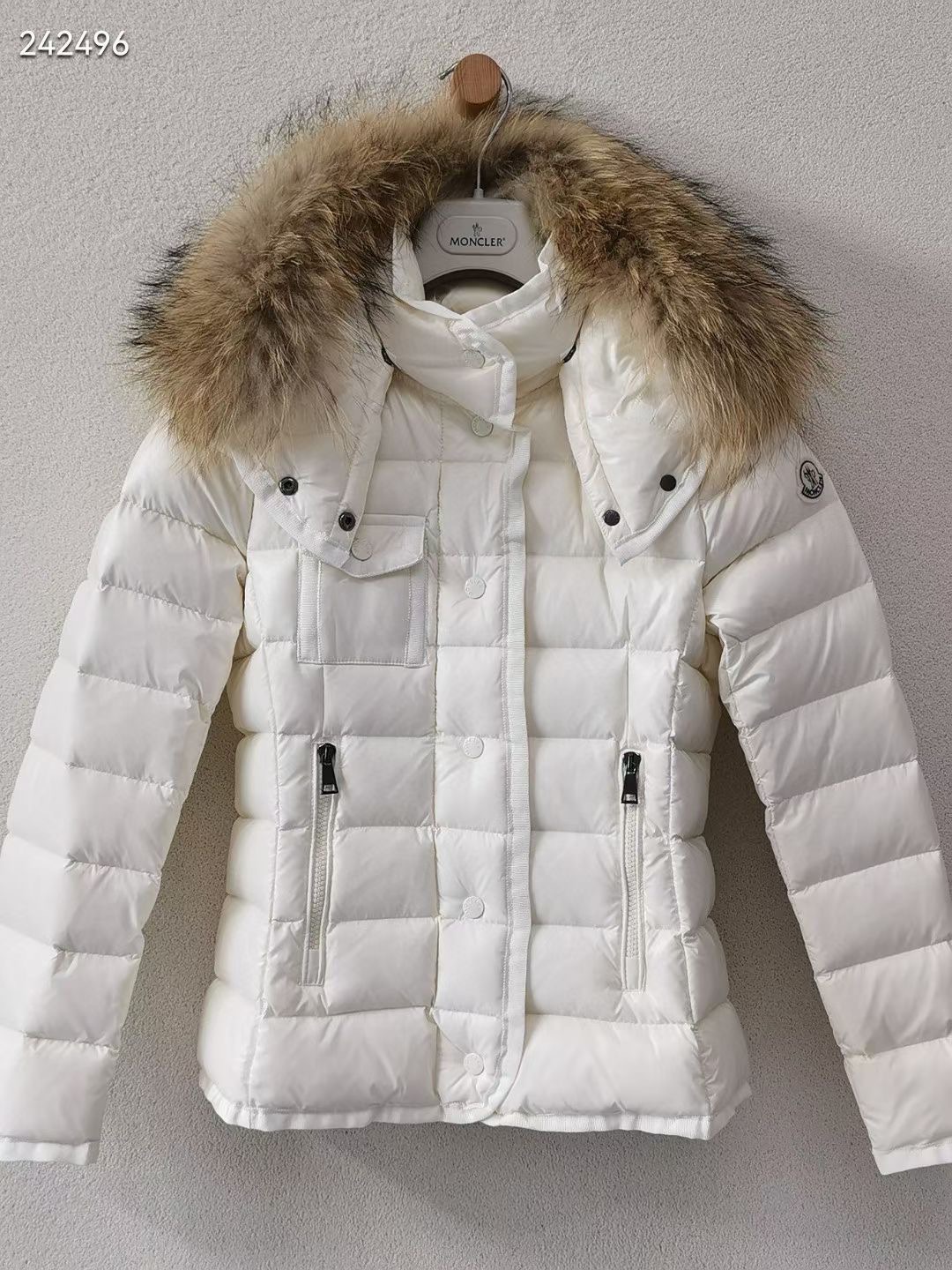 💰590 Moncler Armoise 短款修身女士羽绒服，狐狸毛，进口尼龙面料，拉链开合 黑色 白色1-2-3-4