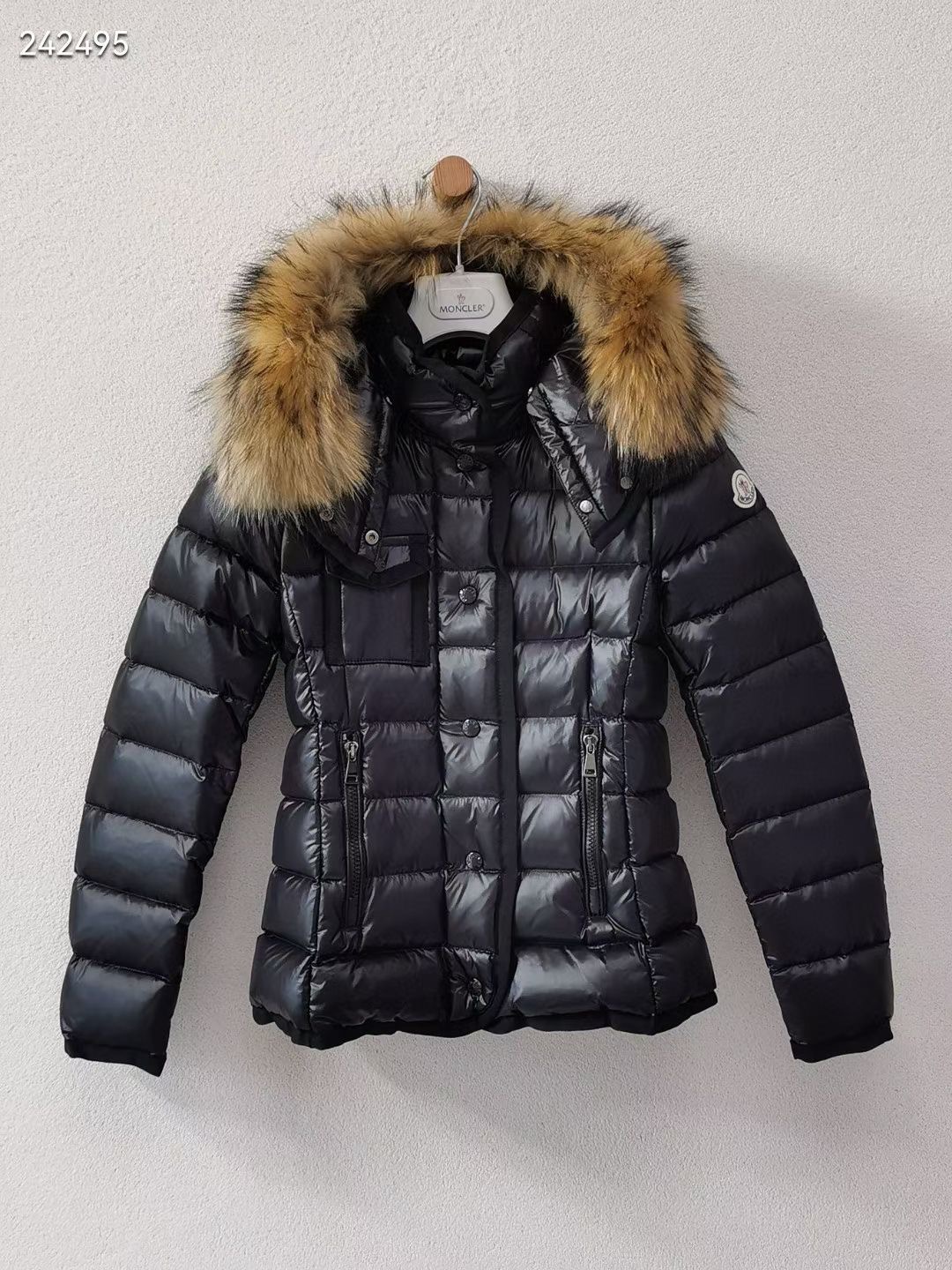 💰590 Moncler Armoise 短款修身女士羽绒服，狐狸毛，进口尼龙面料，拉链开合 黑色 白色1-2-3-4