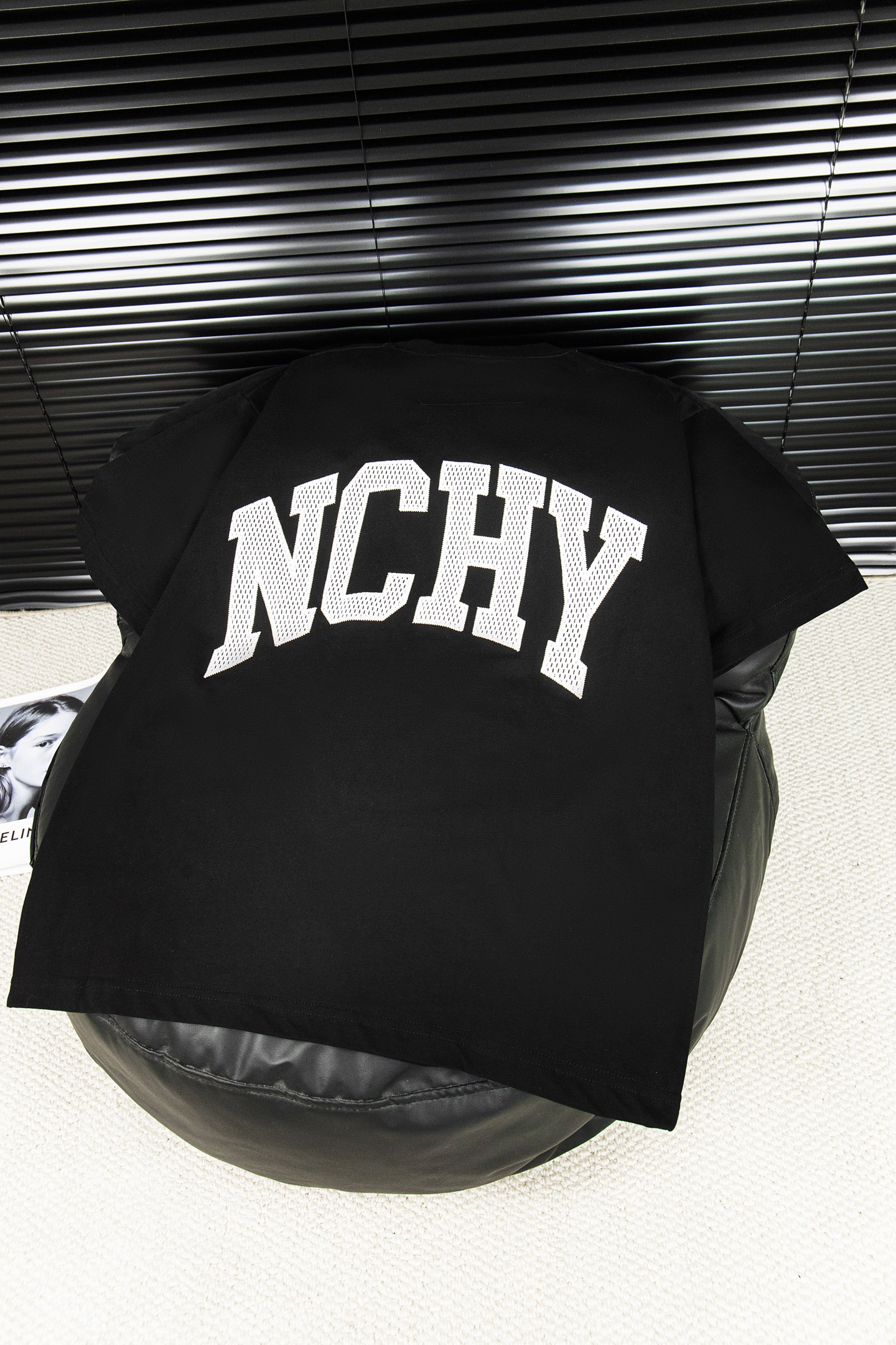 特价🉐️：50 款号：G27 Givenchy纪梵希 新款大字母小孔绣花短袖T恤 - 被称为法国时装界的绅士的Givenchy的风格所在 1952年纪梵希这个品牌在法国正式诞生 它是以其创始人 第一位首席设计师休伯特.德.纪梵希(Hubert de Givenchy)命名的 几十年来这一品牌一直保持着&ldquo;优雅的风格&rdquo; 在时装界几乎成了&ldquo;优雅&rdquo;的代名词 而纪梵希本人在任何场合出现总是一副儒雅气度和爽洁不俗的外形 因而被誉为&ldquo;时装界的绅士&rdquo; 纪梵希先生与赫本女士的一生也称为佳话 纪梵希先生虽然已故 但纪梵希的经典传奇依旧火爆至 - 不管是T桖还是卫衣都是每年的爆款单品 采用进口绣花 每一件都是艺术品 成本极高 经过多次的调试打版图案色差还原度与原版接近百分之99 区别市场垃圾胶印版本 颜色: 黑 尺码:S M L XL