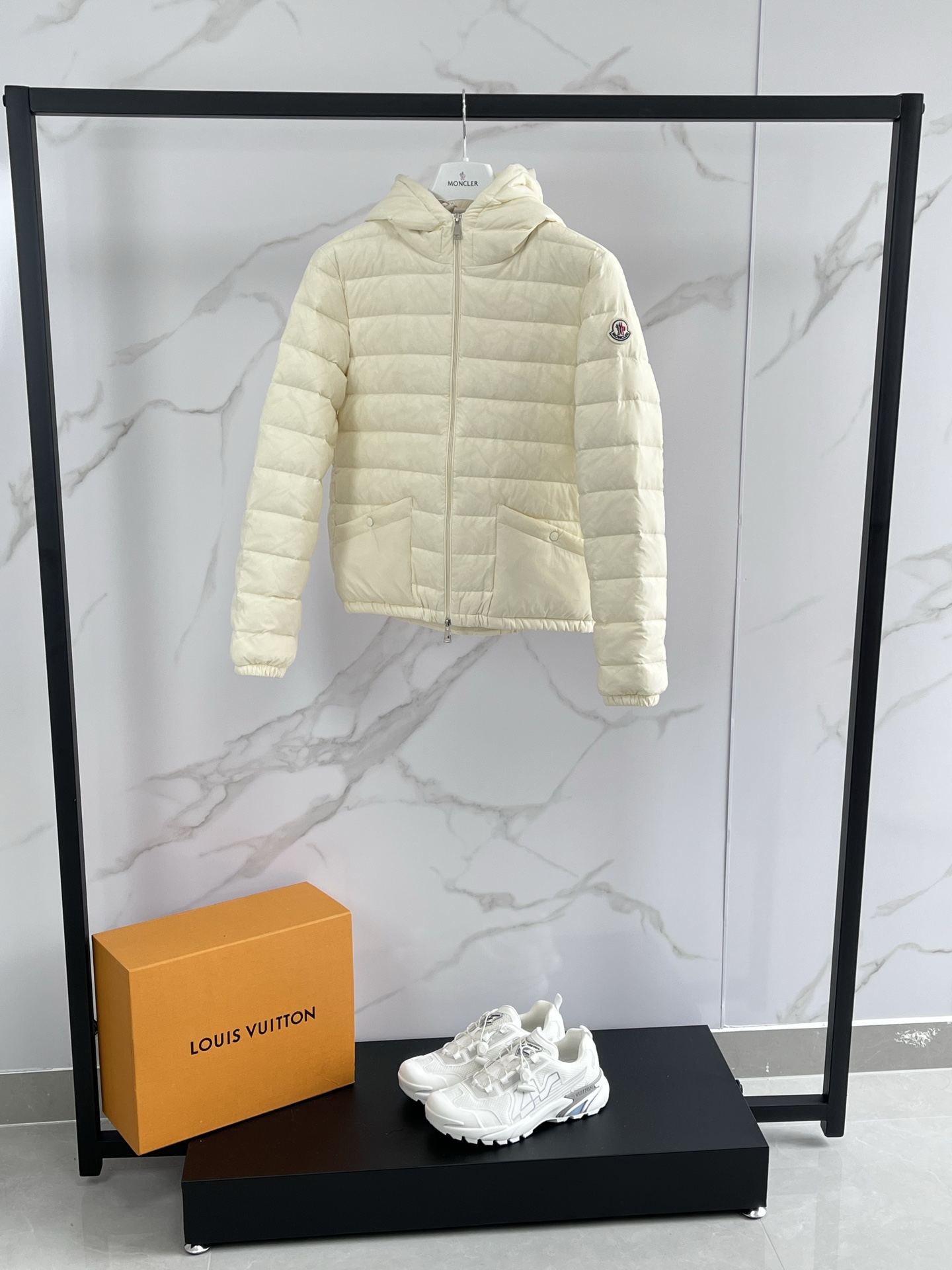 💰490 MON蒙口2025秋冬新款 Hede短款连帽羽绒服 连帽长袖羽绒服，用最简约的时尚语言，诉说最俏皮的冬日故事。流畅剪裁，质感面料，彰显品牌格调。蓬感连帽是专属的可爱符号，戴上它，元气值瞬间飙升。轻盈保暖，活动自如，让寒冷也挡不住你的活泼身影。简约外表下，藏着一颗跳跃的时尚心。 颜色：米白色、黑色、 尺码：1-2-3-4