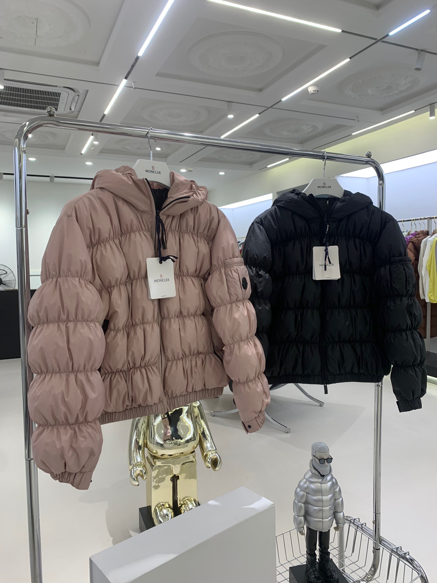 💰480 Monc*er 超可爱 女人味 毛毛虫短款羽绒服 颜色：藕粉色 黑色 款号：Medonte 尺码：012