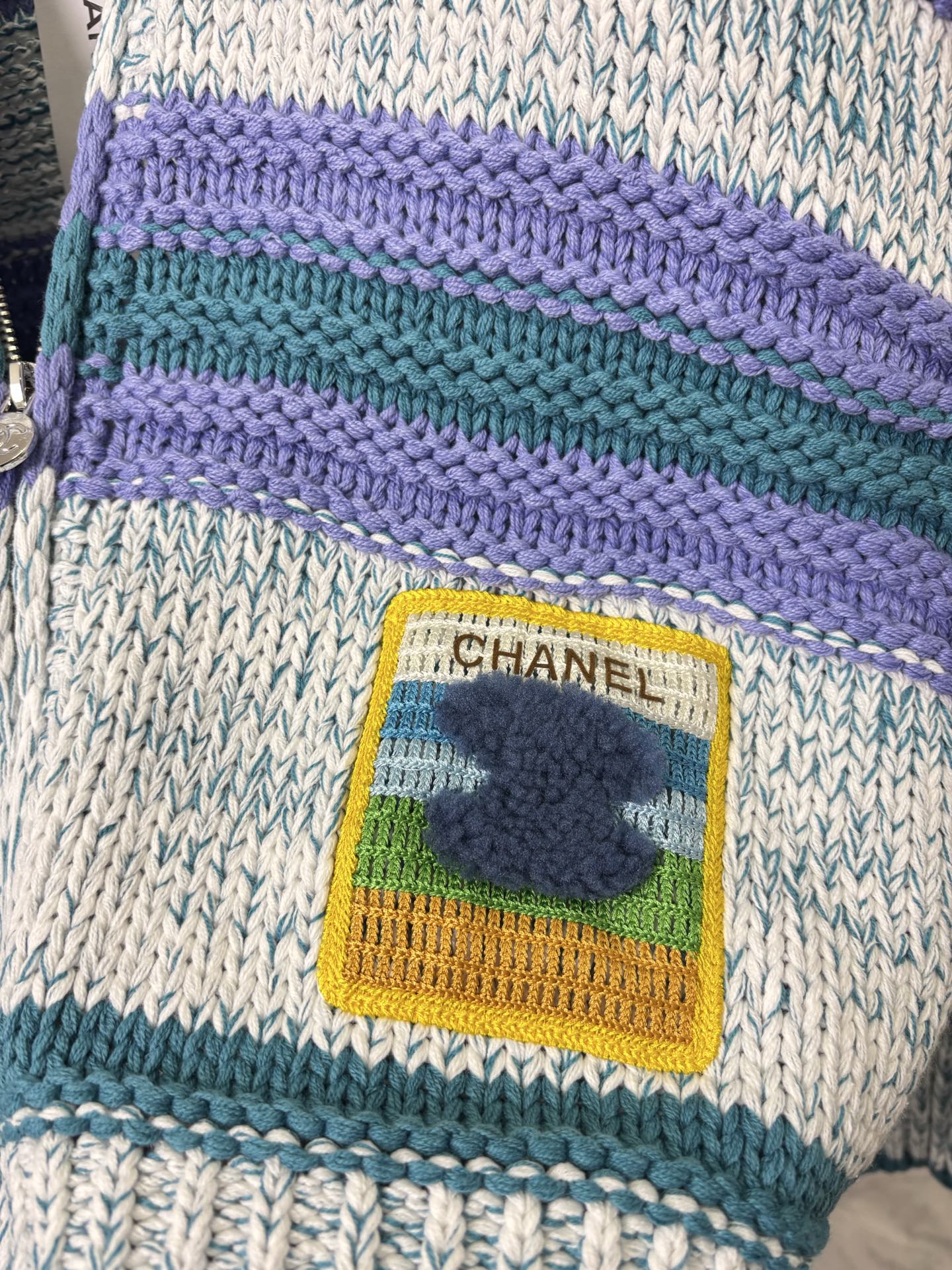 p230💰 款号：DC271# CHANEL 香奈儿 25ss 复古减龄条纹撞色针织开衫 打造如彩虹般绚烂多彩的层次之美，重磅羊毛面料 亲肤保暖 材质细腻软糯 厚实有筋骨 尽显慵懒温柔，条纹撞色设计 增添层次感 焕活冬季穿搭，搭配各式下装 休闲与通勤都可驾驭 颜色：图片色 尺码：S M