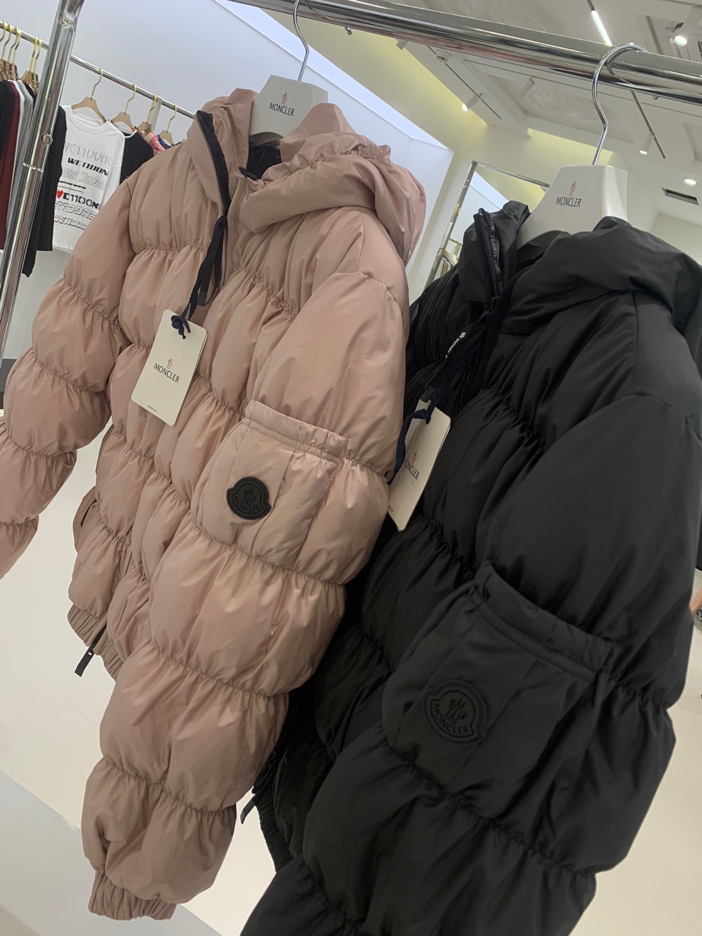 💰480 Monc*er 超可爱 女人味 毛毛虫短款羽绒服 颜色：藕粉色 黑色 款号：Medonte 尺码：012