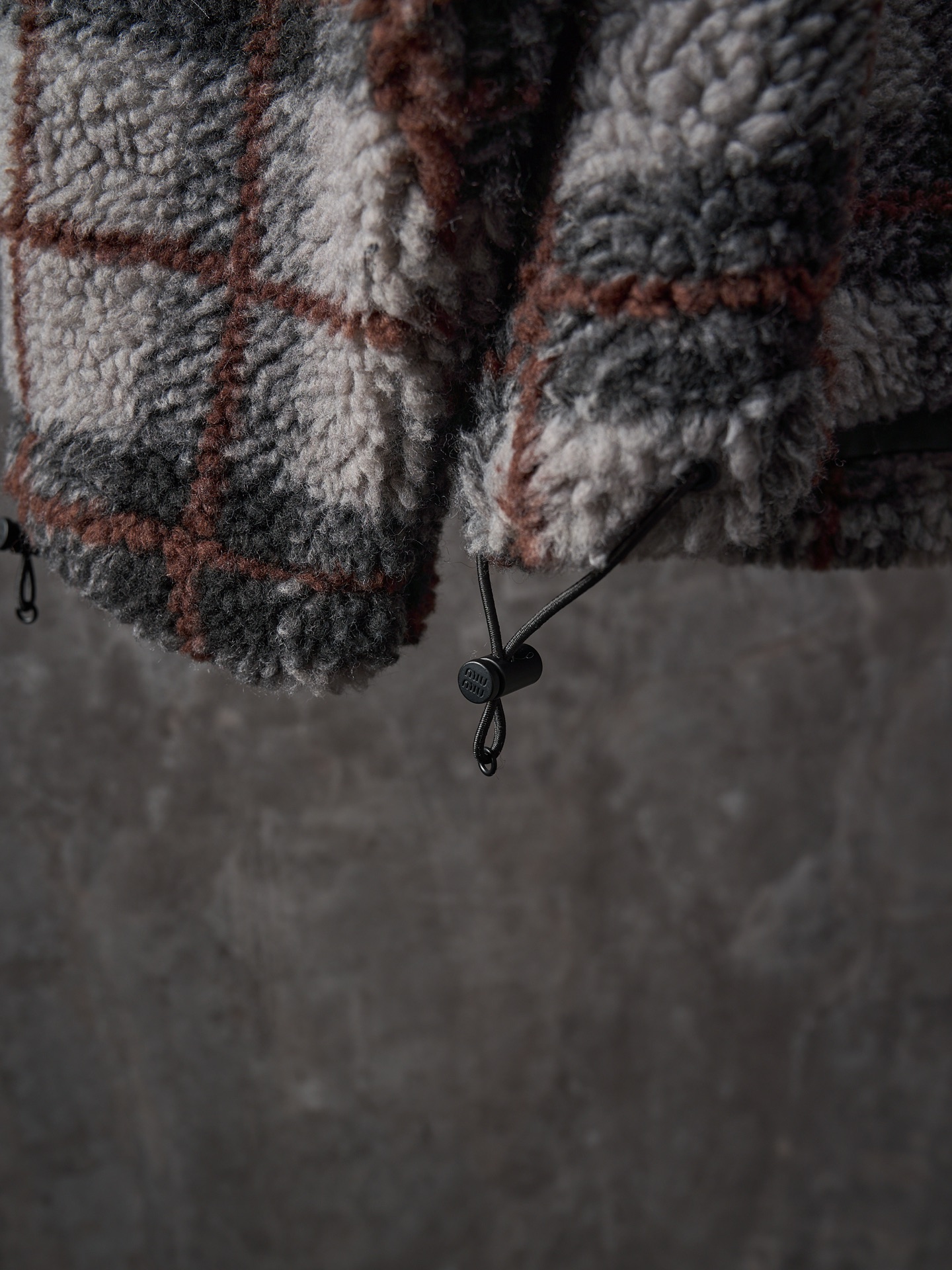 💰260【实物挂拍】MiuMiu/缪缪 羊羔绒格子刺绣拉链外套 【颜色】绿色 灰色 【现货】S M L XL 经典夹克在这款中被重新诠释，加入羊毛以增加厚度和柔软度。经典格纹图案汲取男装风格灵感，重新诠释运动女性气质的风格密码。 Oversize版型. 无衬里长袖立领.正面拉链开合 侧袋.双头钩针底边.刺绣徽标 采用80%羊毛，20%棉。该款面料原版定织定染，100%还原。内衬口袋布采用100%尼龙料， 后领位置搭配100%羊毛泰迪绒。 拉链采用尼龙与胶牙材料结合，拉牙采用欧款胶牙。下摆搭配原版刻字弹力扣。 刺绣采用3D立体刺绣工艺，刺绣logo饱满立体。呈现出高端视觉效果。