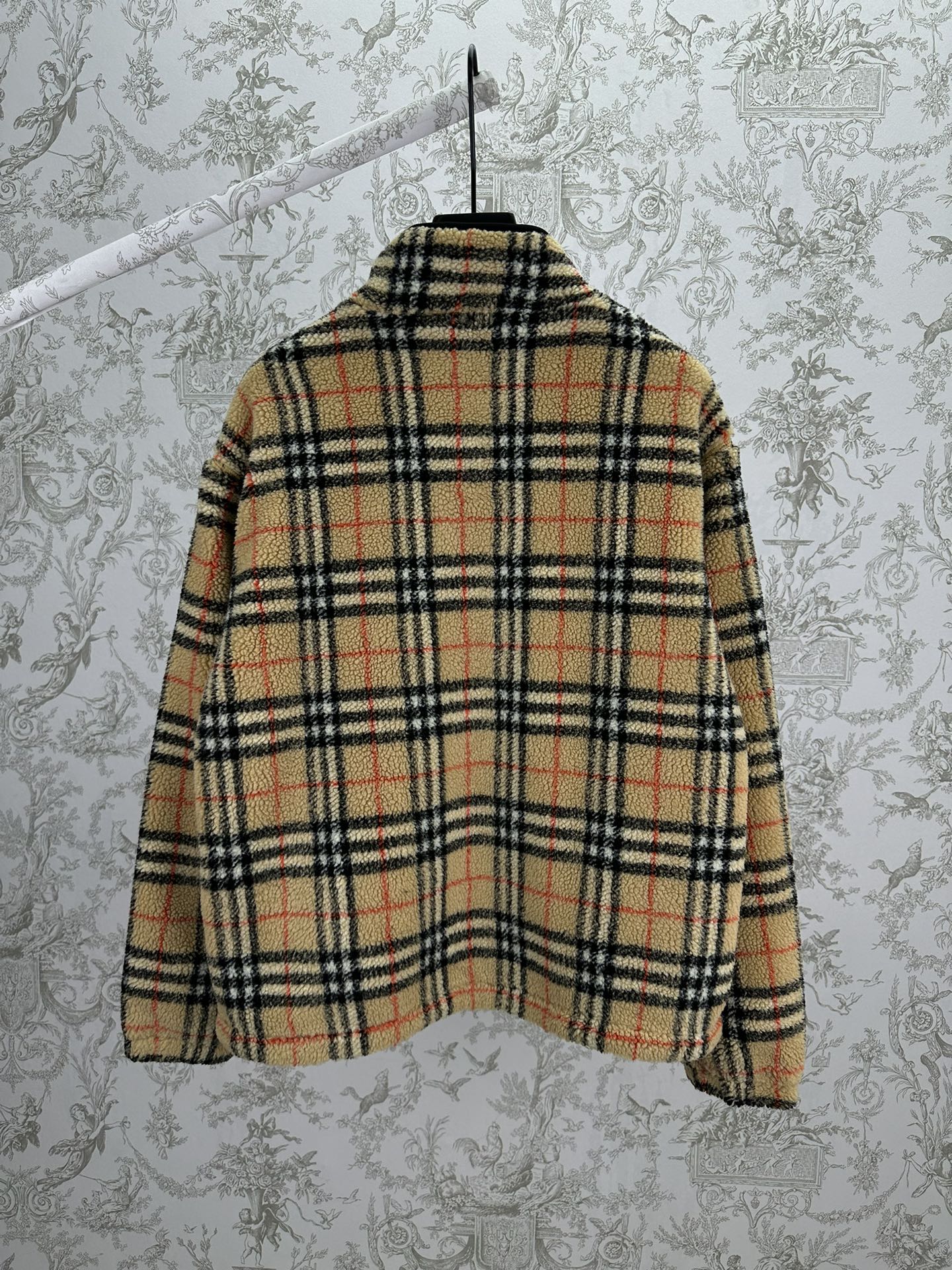 P280 巴宝莉 25ss新款格纹羊毛羊绒混纺绒头夹克选用柔软的羊毛羊绒混纺绒头面料打造，装饰针织 Burberry 格纹。搭配轻盈网眼内衬，融入骑士印章贴花，灵感源自 1980 年代典藏图案。呈现休闲版型，采用抽绳腰部设计，可调节打造不同造型。码数：S.M.L.XL.