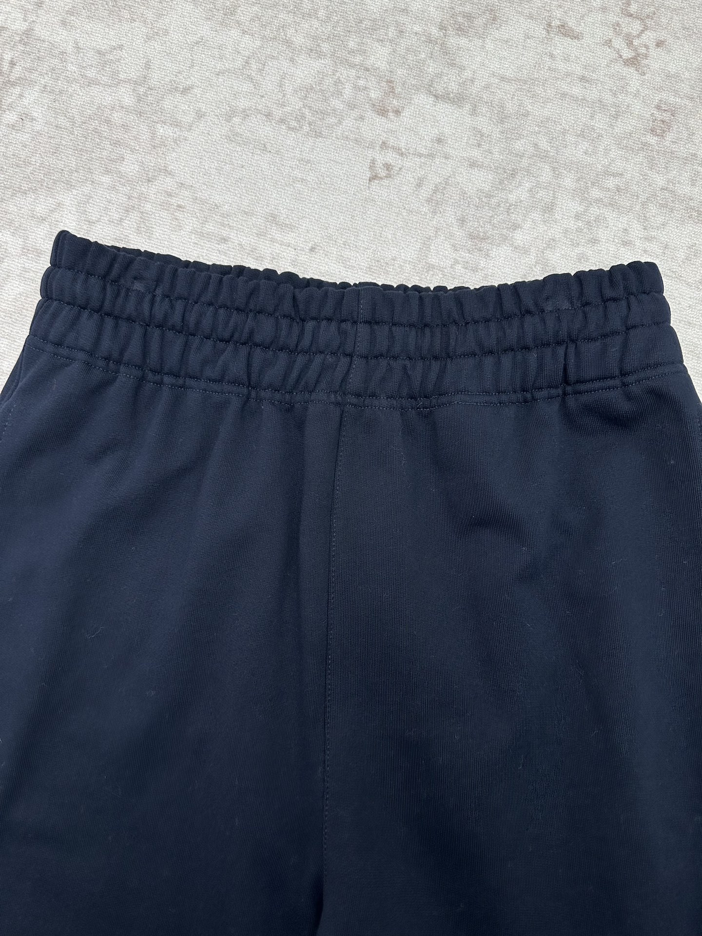 P195 巴宝莉 25ss新款棉质慢跑裤选用轻盈翻面绒棉质面料打造，呈现休闲版型。点缀新季马术骑士徽标（EKD）素描刺绣，融入金属感纱线。此件精品出自品牌新禧贺岁胶囊系列，礼赞马年新春。 码数：S.M.L.XL.