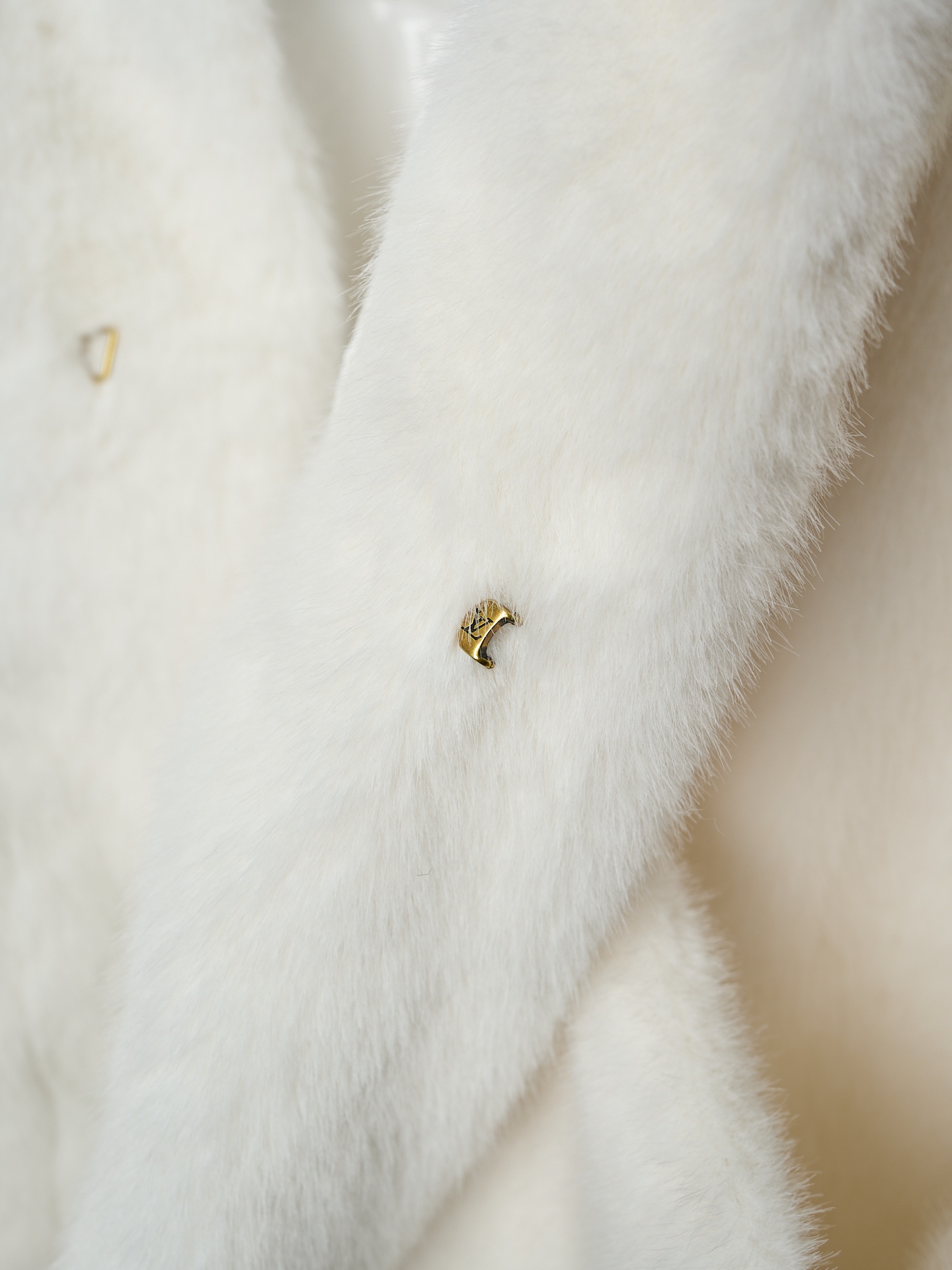 💰360【实物挂拍】LV/路易威登 Nigo联名系列水貂毛V领和服式皮草外套 【现货】46 48 50 52 面料选用北美优质水貂毛，经过手工分拣筛选，确保毛针长度、绒毛密度均匀一致，触感柔滑且光泽感强。剪裁采用无衬里极简结构，通过手工对缝拼接，避免车线痕迹破坏整体质感；领口做了宽幅翻折设计，边缘用隐形手工针脚收边，自然垂坠不生硬。袖口是同材质毛面翻边，内侧加了薄衬布定型，既保持蓬松感又不易变形；口袋为嵌式设计，开口边缘手工锁边，与衣身纹理无缝衔接。内里搭配品牌专属缎面衬里，标签通过定制挂链固定，细节处体现高定工艺标准。整体走线平直细腻，面料舒适柔软，颜色一致无色差 能与同款搭配营造时尚造型，驾驭各种场合，定制辅料，三标齐全，男女同款！