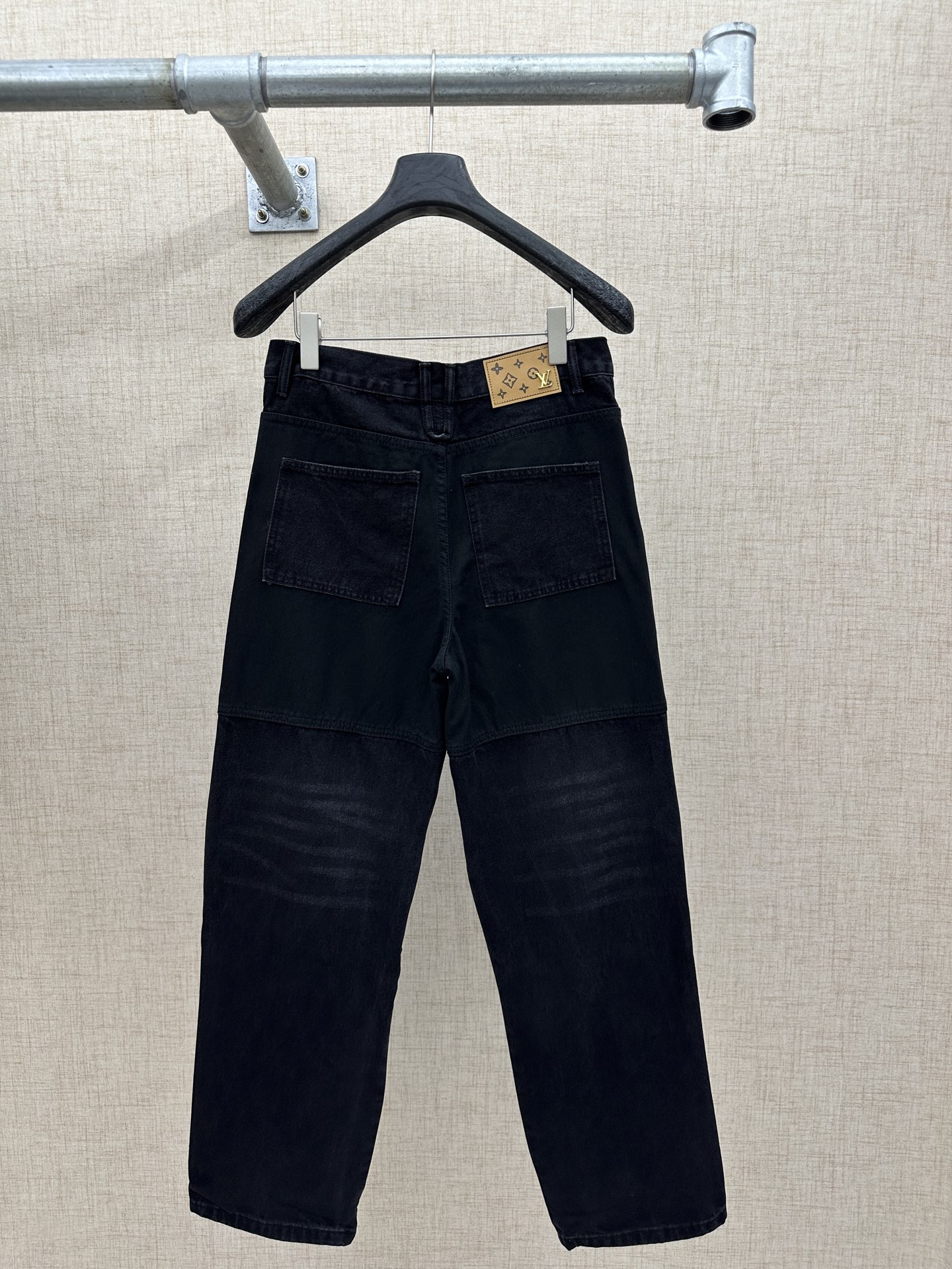 P220💰 LV/路易威登 拼接工装牛仔裤。 工艺裤身带有路易威登经典的Monogram老花图案，拉链头、后腰皮牌处有品牌金属Logo，风格采用牛仔布与黑色工装面料拼接的设计，融合了街头工装风与精致感，裤型宽松，属于当下流行的休闲廓形。 细节工艺金属拉链、纽扣及皮牌做工精细，拼接处缝线工整，这类单品是奢侈品牌在街头风格领域的设计尝试，将经典老花元素与工装廓形结合，又契合年轻群体对潮流穿搭。 码数：28、30、32、34、36、