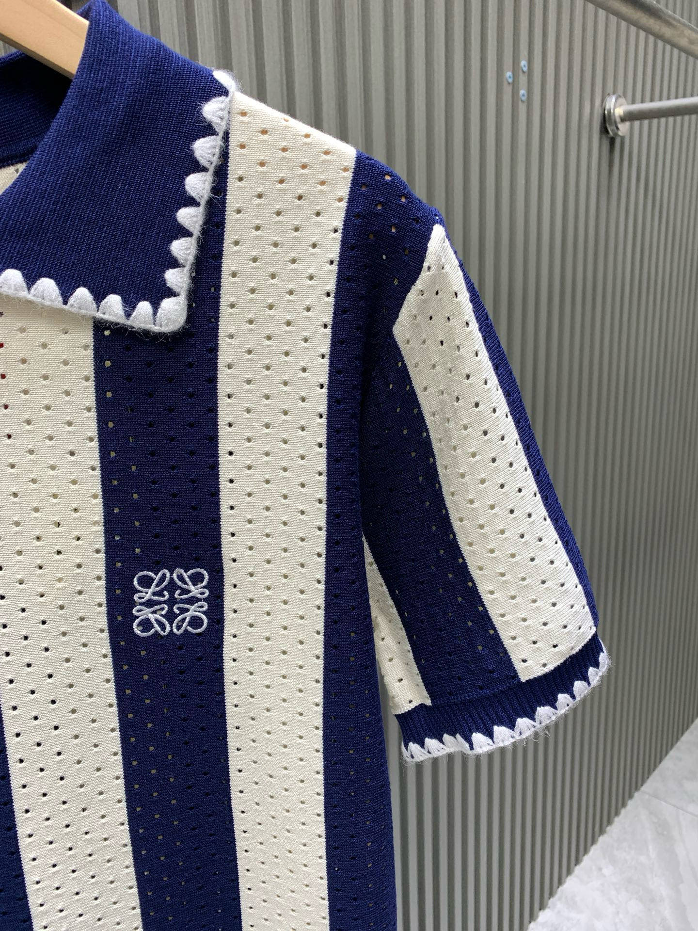 💰105🀄️ LOEWE罗意威 菱形提花设计甄选超细优质纱线 含山羊桑蚕丝翻领针织短袖男士典藏款 「耗时王」圆领奢雅工艺 触肤即高阶 匠心底蕴 菱形镂空提花 耗时数月雕琢的立体菱形提花 经纬间织就建筑美学肌理 光影穿透时显隐交错 举手投足尽展低调奢华 奢材天成山羊绒桑蚕丝 甄选超细优质纱线 融合内蒙古白绒山羊绒的软糯亲肤与桑蚕丝的柔滑垂坠 轻若无物却奢感天成 贴身穿着如云端轻抚 经典型格翻领短袖设计 简约翻领勾勒利落线条 短袖剪裁适配多场景&mdash;&mdash;商务会晤时叠搭西装显儒雅 休闲时光单穿流露绅士品味 典藏款型永不褪色 细节至臻品质见证 精密车工确保接缝平整 骨位加固耐穿不变形 领口螺纹经水洗测试 久穿仍挺括如新 每一处细节皆为「耗时」证言