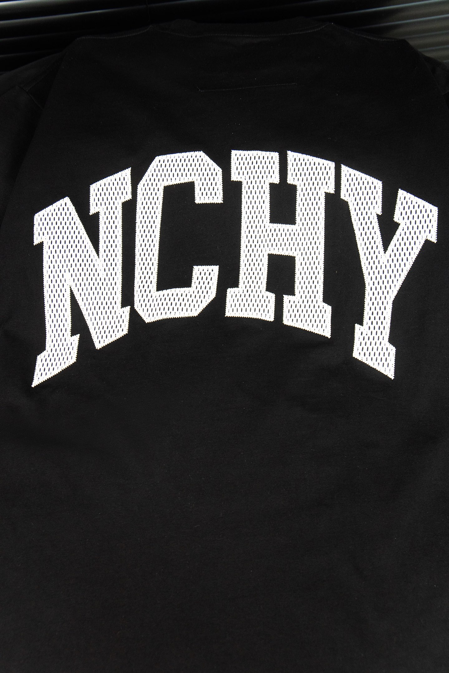 特价🉐️：50 款号：G27 Givenchy纪梵希 新款大字母小孔绣花短袖T恤 - 被称为法国时装界的绅士的Givenchy的风格所在 1952年纪梵希这个品牌在法国正式诞生 它是以其创始人 第一位首席设计师休伯特.德.纪梵希(Hubert de Givenchy)命名的 几十年来这一品牌一直保持着&ldquo;优雅的风格&rdquo; 在时装界几乎成了&ldquo;优雅&rdquo;的代名词 而纪梵希本人在任何场合出现总是一副儒雅气度和爽洁不俗的外形 因而被誉为&ldquo;时装界的绅士&rdquo; 纪梵希先生与赫本女士的一生也称为佳话 纪梵希先生虽然已故 但纪梵希的经典传奇依旧火爆至 - 不管是T桖还是卫衣都是每年的爆款单品 采用进口绣花 每一件都是艺术品 成本极高 经过多次的调试打版图案色差还原度与原版接近百分之99 区别市场垃圾胶印版本 颜色: 黑 尺码:S M L XL