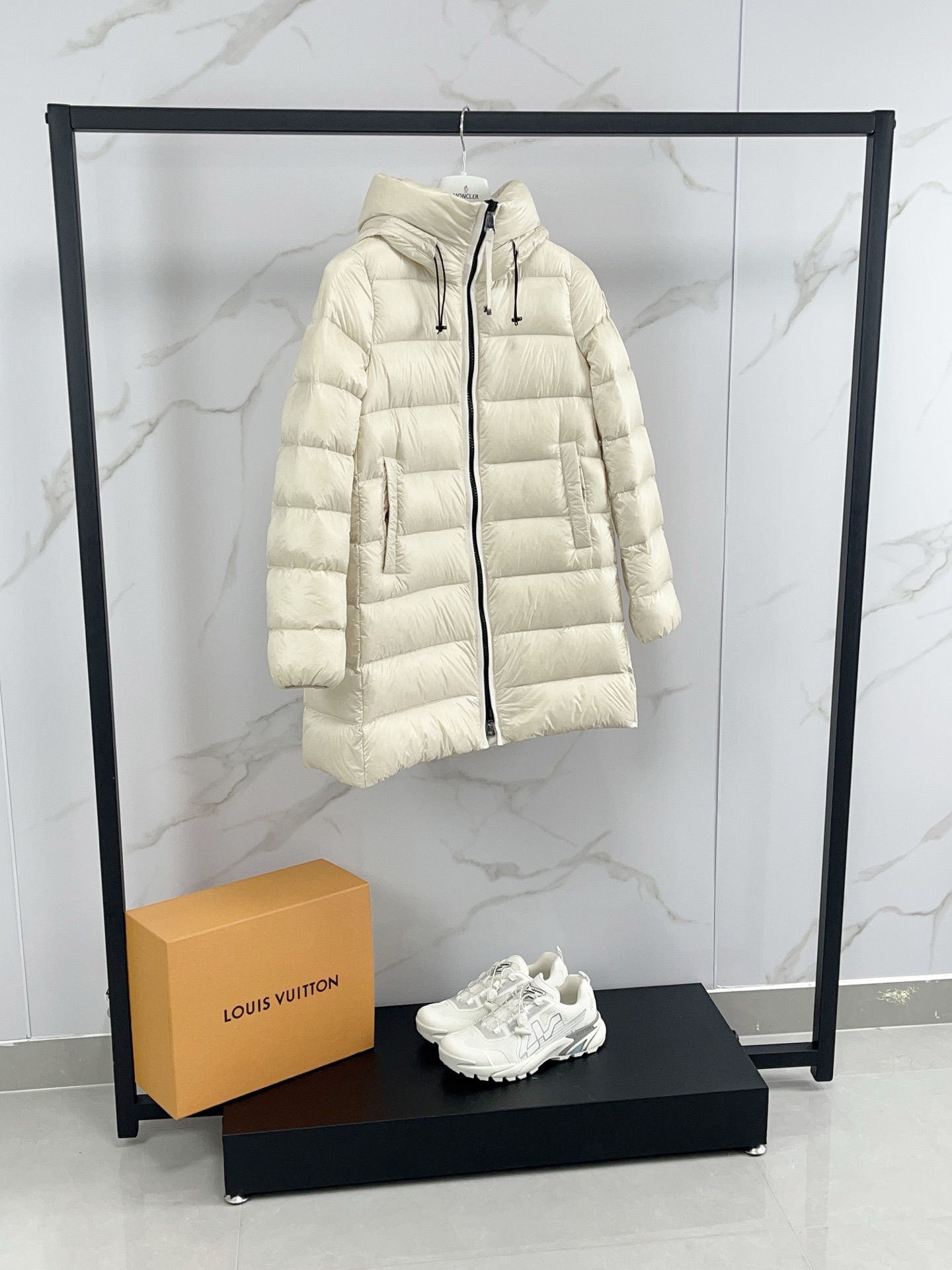 💰590 MoncIer｜Suyenne女士连帽中长羽绒服，蒙口经典A字款-Suyenne升级款黑色细节实拍图，超级保暖，明星挚爱，质感十足，充绒饱满，版型非常好！ 颜色：黑色，香槟色 尺码: 0-3