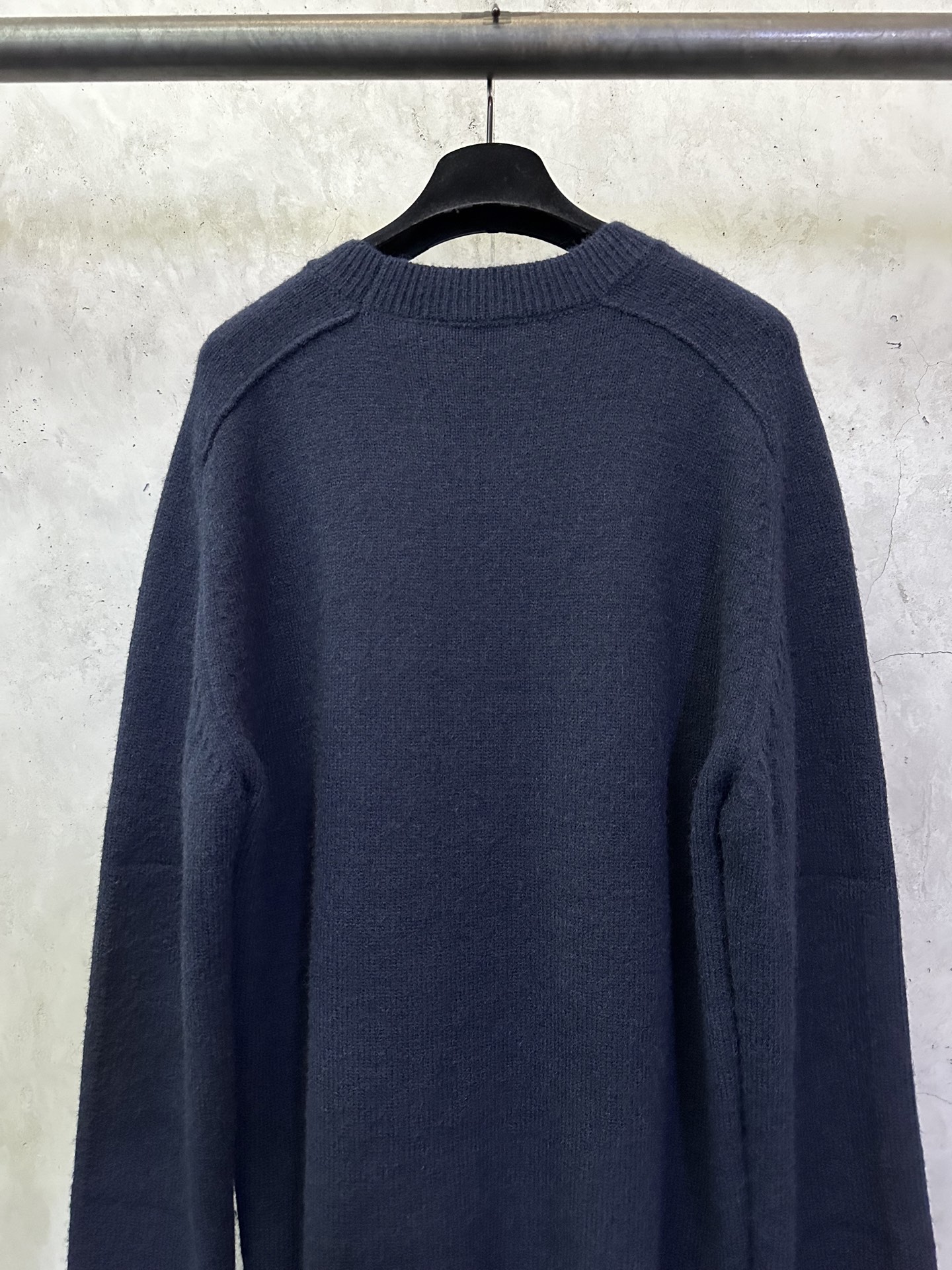 💰200 BURBERRY巴宝莉 26SS 纯色圆领羊绒针织衫 面料：采用定染18支双股羊毛混纺毛料 建议干洗（本产品为毛料织造而成不易机洗）定制五金 螺纹 辅料 对版对位 男女同款 -Color: 宝蓝色 -Size: S M L XL