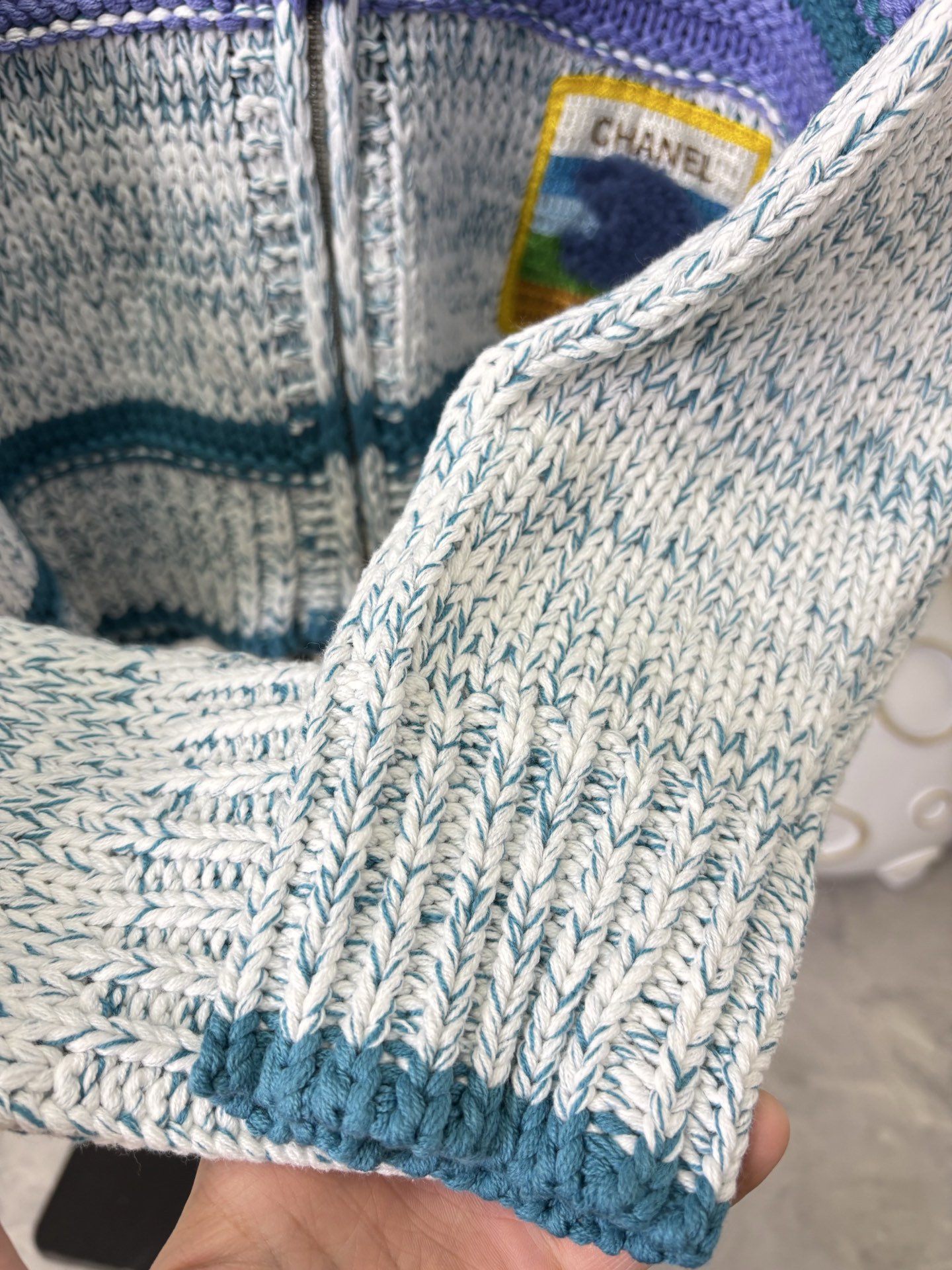 p230💰 款号：DC271# CHANEL 香奈儿 25ss 复古减龄条纹撞色针织开衫 打造如彩虹般绚烂多彩的层次之美，重磅羊毛面料 亲肤保暖 材质细腻软糯 厚实有筋骨 尽显慵懒温柔，条纹撞色设计 增添层次感 焕活冬季穿搭，搭配各式下装 休闲与通勤都可驾驭 颜色：图片色 尺码：S M