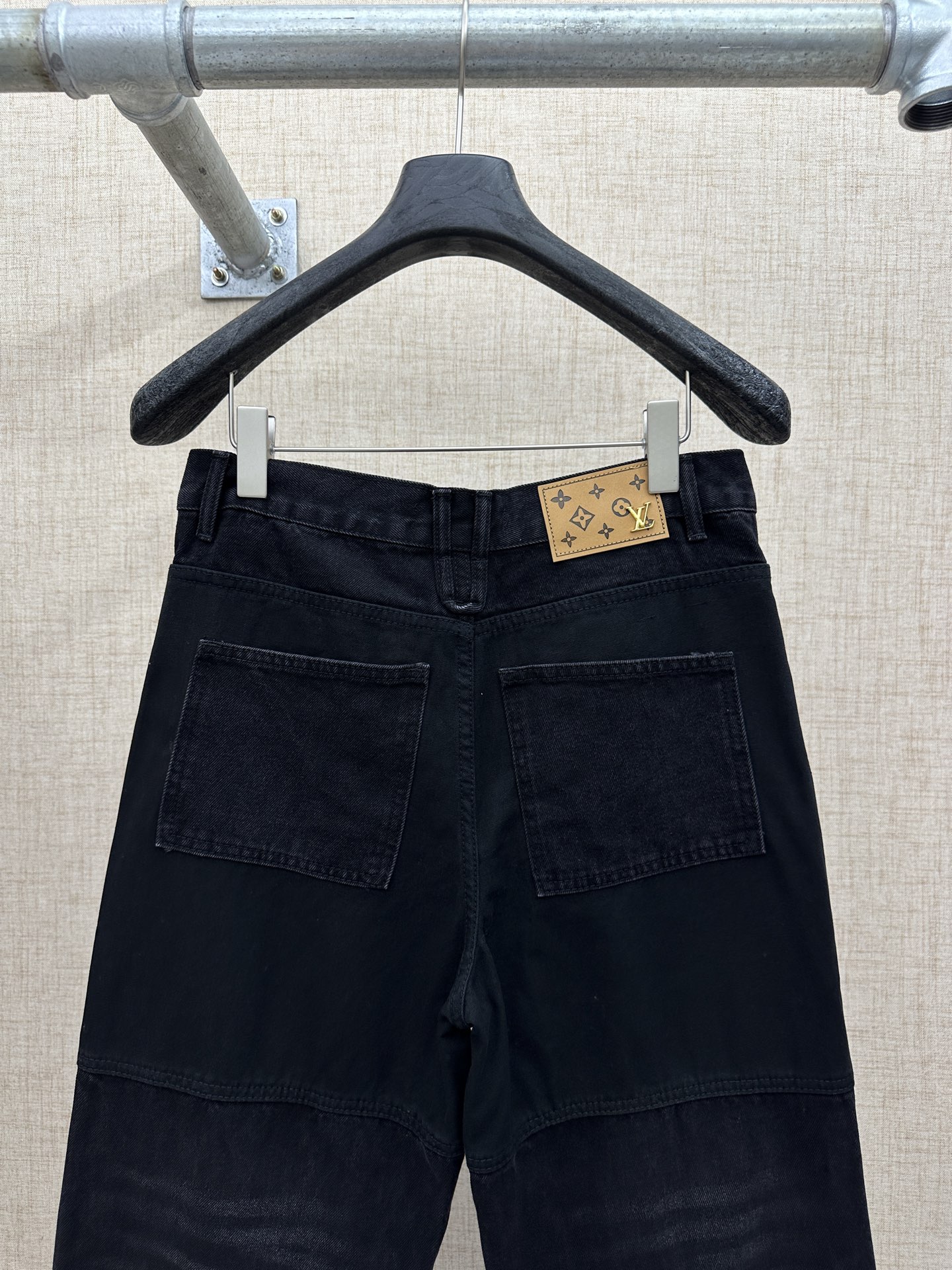 P220💰 LV/路易威登 拼接工装牛仔裤。 工艺裤身带有路易威登经典的Monogram老花图案，拉链头、后腰皮牌处有品牌金属Logo，风格采用牛仔布与黑色工装面料拼接的设计，融合了街头工装风与精致感，裤型宽松，属于当下流行的休闲廓形。 细节工艺金属拉链、纽扣及皮牌做工精细，拼接处缝线工整，这类单品是奢侈品牌在街头风格领域的设计尝试，将经典老花元素与工装廓形结合，又契合年轻群体对潮流穿搭。 码数：28、30、32、34、36、