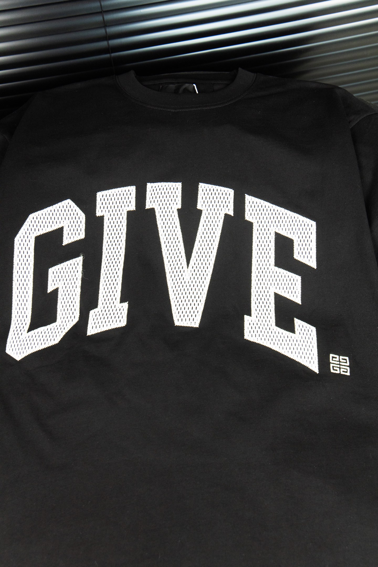 特价🉐️：50 款号：G27 Givenchy纪梵希 新款大字母小孔绣花短袖T恤 - 被称为法国时装界的绅士的Givenchy的风格所在 1952年纪梵希这个品牌在法国正式诞生 它是以其创始人 第一位首席设计师休伯特.德.纪梵希(Hubert de Givenchy)命名的 几十年来这一品牌一直保持着&ldquo;优雅的风格&rdquo; 在时装界几乎成了&ldquo;优雅&rdquo;的代名词 而纪梵希本人在任何场合出现总是一副儒雅气度和爽洁不俗的外形 因而被誉为&ldquo;时装界的绅士&rdquo; 纪梵希先生与赫本女士的一生也称为佳话 纪梵希先生虽然已故 但纪梵希的经典传奇依旧火爆至 - 不管是T桖还是卫衣都是每年的爆款单品 采用进口绣花 每一件都是艺术品 成本极高 经过多次的调试打版图案色差还原度与原版接近百分之99 区别市场垃圾胶印版本 颜色: 黑 尺码:S M L XL