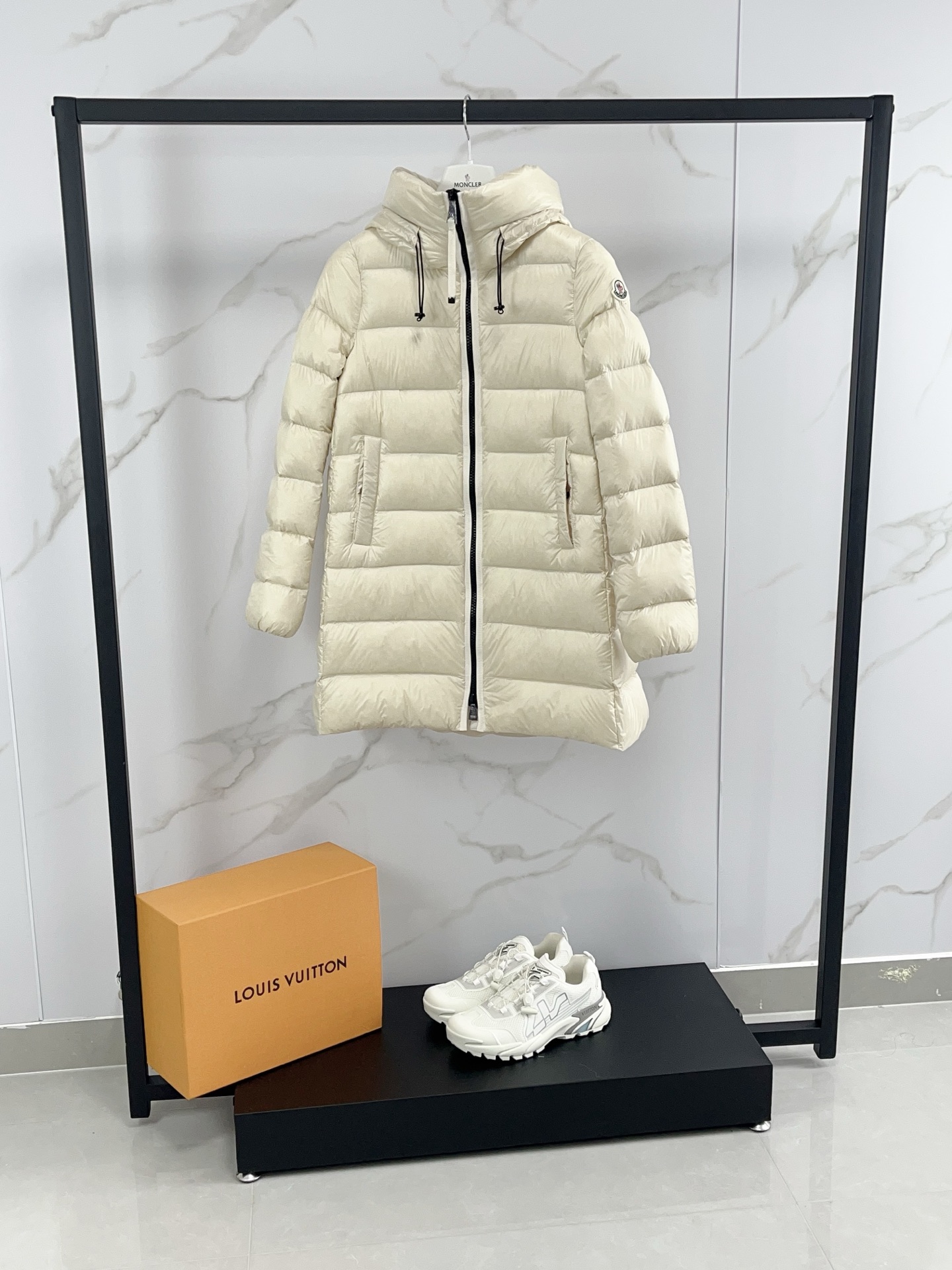 💰590 MoncIer｜Suyenne女士连帽中长羽绒服，蒙口经典A字款-Suyenne升级款黑色细节实拍图，超级保暖，明星挚爱，质感十足，充绒饱满，版型非常好！ 颜色：黑色，香槟色 尺码: 0-3