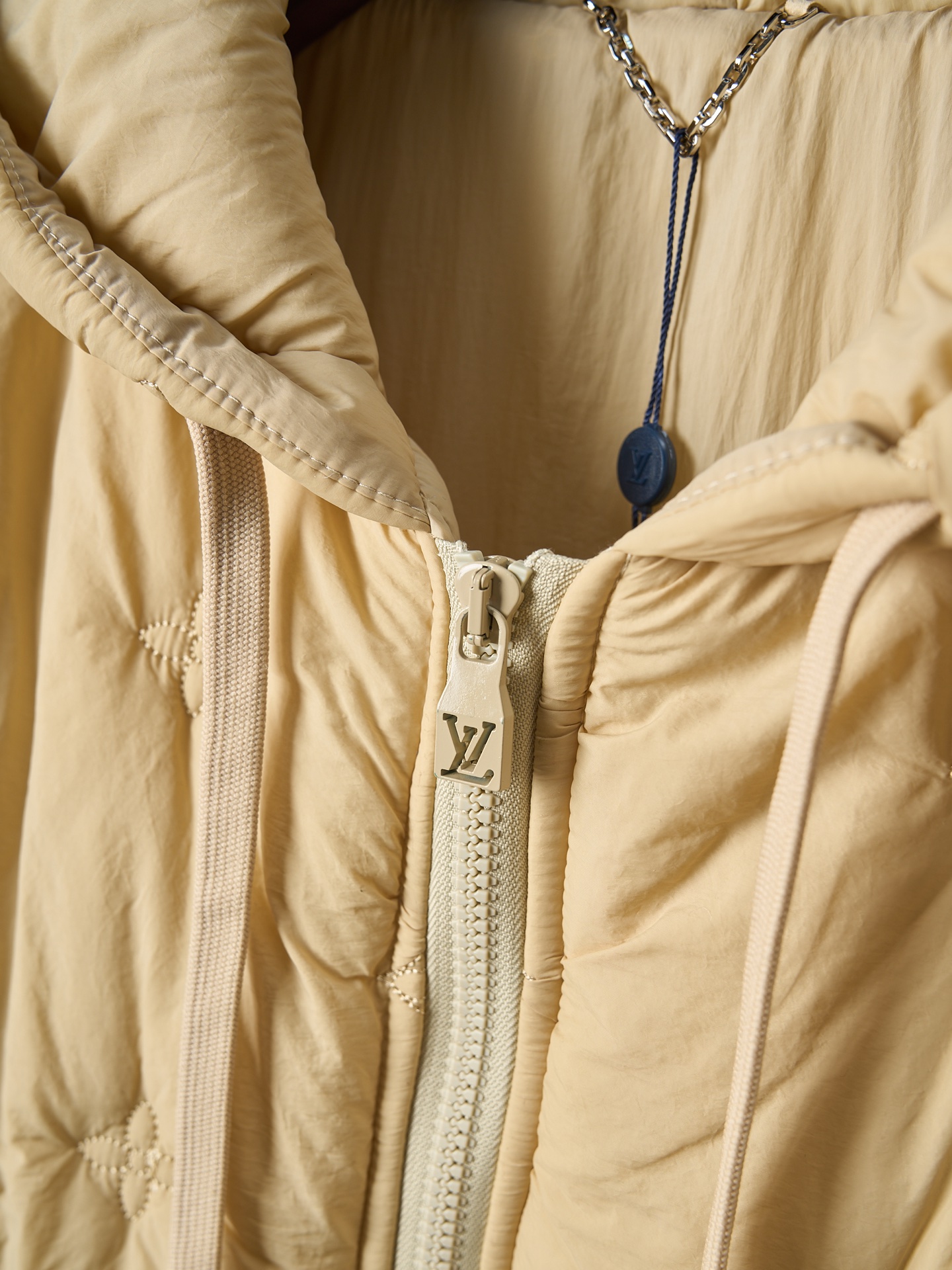 💰300【实物挂拍】LV/路易威登 老花刺绣棉服拉链连帽外套 【现货】46 48 50 52 原27,500购入，纯锦纶梭织面料，聚酯纤维夹棉填充，里布做了贴膜效果，全件对位绗花工艺，进口行棉机定位，增加整体起伏层次质感，将填充物固定，不易跑棉。前后幅全件对花缝纫，绣花间距一致，左右对称，做工非常复杂。门襟、双口袋树脂拉链开模定做，定喷刻字烤漆半喷露白拉链头，抽绳式风帽设计，子弹头吊钟点缀。上身轻便舒适，穿在身上有羽绒服的包裹感保暖防风又潮流。