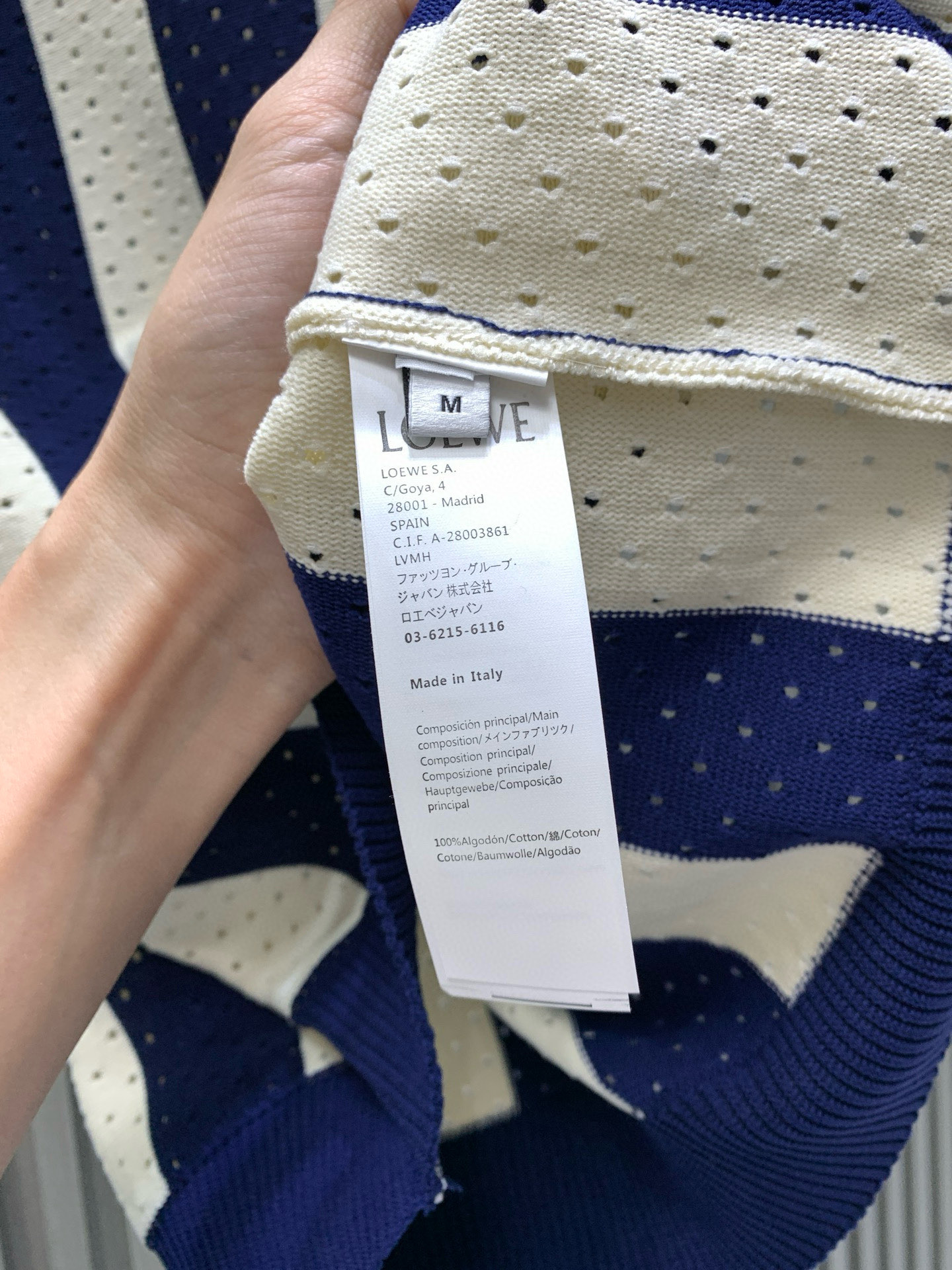 💰105🀄️ LOEWE罗意威 菱形提花设计甄选超细优质纱线 含山羊桑蚕丝翻领针织短袖男士典藏款 「耗时王」圆领奢雅工艺 触肤即高阶 匠心底蕴 菱形镂空提花 耗时数月雕琢的立体菱形提花 经纬间织就建筑美学肌理 光影穿透时显隐交错 举手投足尽展低调奢华 奢材天成山羊绒桑蚕丝 甄选超细优质纱线 融合内蒙古白绒山羊绒的软糯亲肤与桑蚕丝的柔滑垂坠 轻若无物却奢感天成 贴身穿着如云端轻抚 经典型格翻领短袖设计 简约翻领勾勒利落线条 短袖剪裁适配多场景&mdash;&mdash;商务会晤时叠搭西装显儒雅 休闲时光单穿流露绅士品味 典藏款型永不褪色 细节至臻品质见证 精密车工确保接缝平整 骨位加固耐穿不变形 领口螺纹经水洗测试 久穿仍挺括如新 每一处细节皆为「耗时」证言