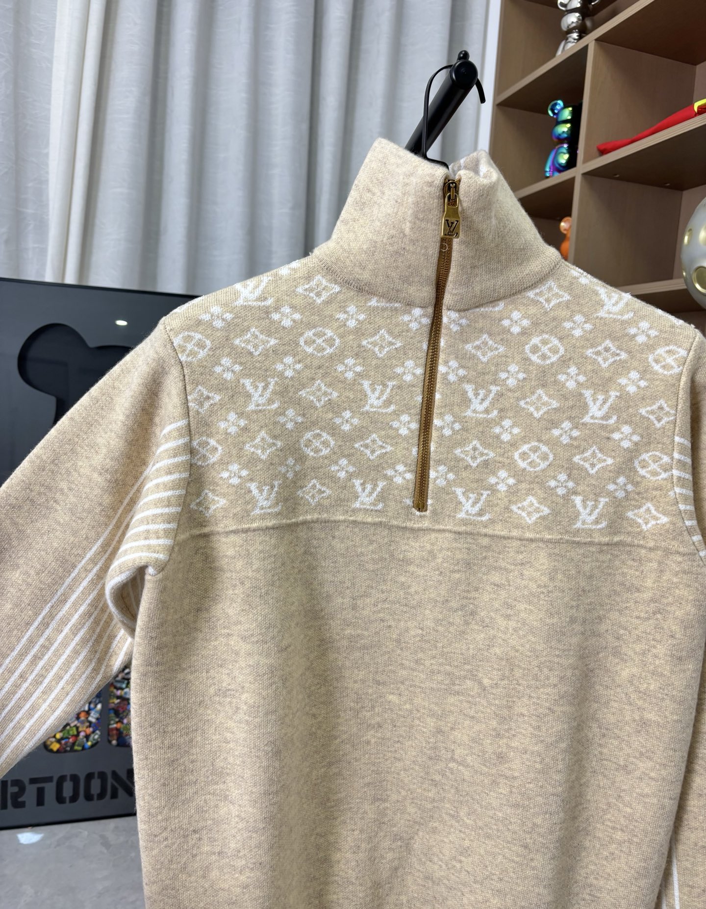 p185💰 款号：DC272# LV路易威登顶级版本SKI系列纯羊毛半开衫套头polo毛衣 顶级版本！新款纯羊毛 全衣高品质德国进口机器制作 三种机器 三种织法 工艺复杂程序繁琐 定制款对色定染纯羊毛高克重高密度超高品质，毛料柔软细腻亲肤，触感软糯丝滑！克重1斤多 颜色：燕麦杏色 尺码：S-M-L-Xl【图9️⃣尺码表】