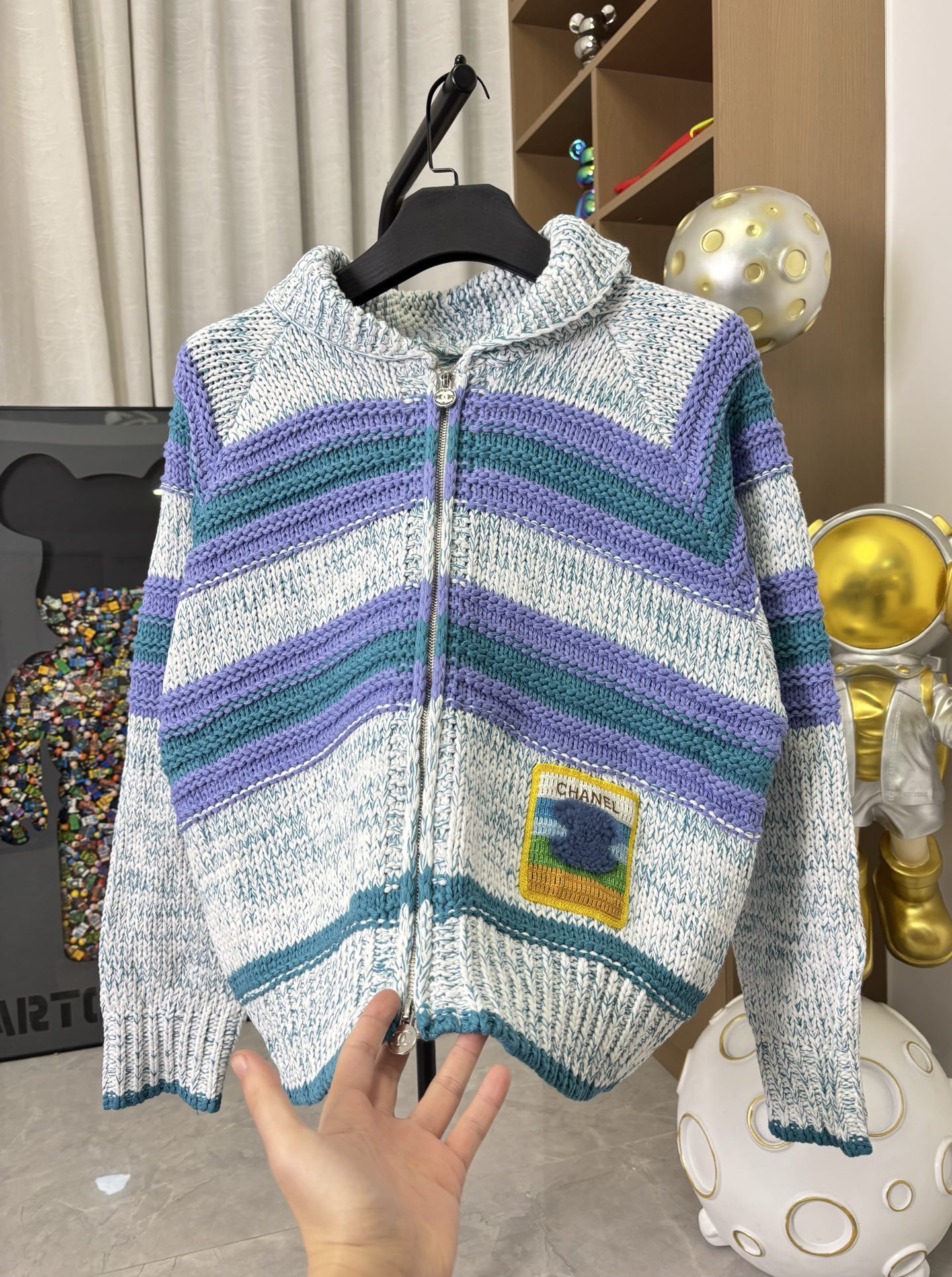 p230💰 款号：DC271# CHANEL 香奈儿 25ss 复古减龄条纹撞色针织开衫 打造如彩虹般绚烂多彩的层次之美，重磅羊毛面料 亲肤保暖 材质细腻软糯 厚实有筋骨 尽显慵懒温柔，条纹撞色设计 增添层次感 焕活冬季穿搭，搭配各式下装 休闲与通勤都可驾驭 颜色：图片色 尺码：S M