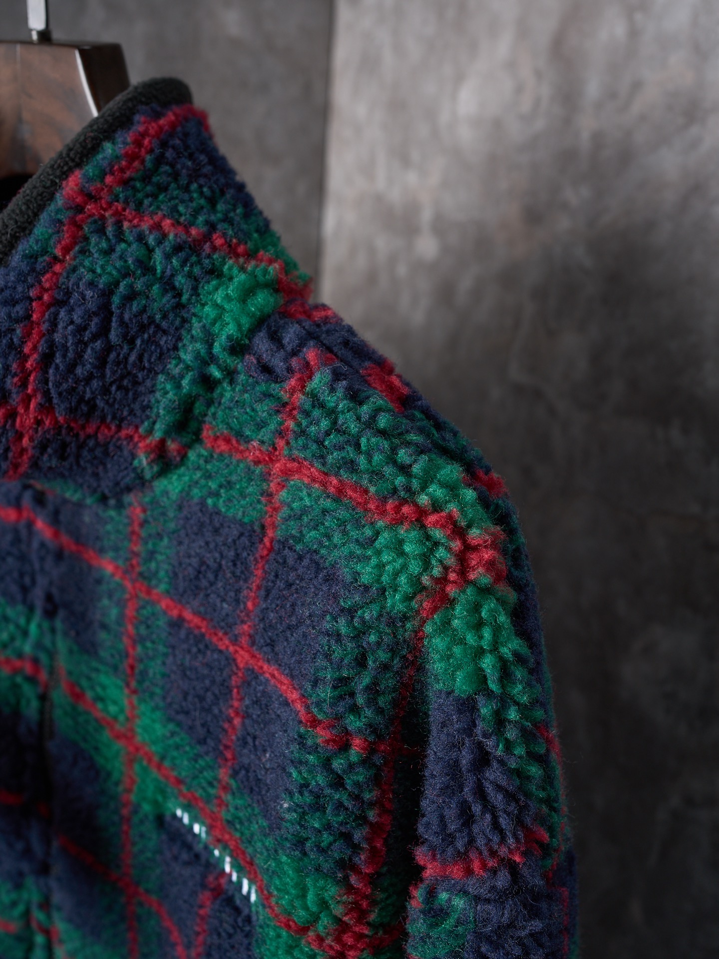 💰260【实物挂拍】MiuMiu/缪缪 羊羔绒格子刺绣拉链外套 【颜色】绿色 灰色 【现货】S M L XL 经典夹克在这款中被重新诠释，加入羊毛以增加厚度和柔软度。经典格纹图案汲取男装风格灵感，重新诠释运动女性气质的风格密码。 Oversize版型. 无衬里长袖立领.正面拉链开合 侧袋.双头钩针底边.刺绣徽标 采用80%羊毛，20%棉。该款面料原版定织定染，100%还原。内衬口袋布采用100%尼龙料， 后领位置搭配100%羊毛泰迪绒。 拉链采用尼龙与胶牙材料结合，拉牙采用欧款胶牙。下摆搭配原版刻字弹力扣。 刺绣采用3D立体刺绣工艺，刺绣logo饱满立体。呈现出高端视觉效果。