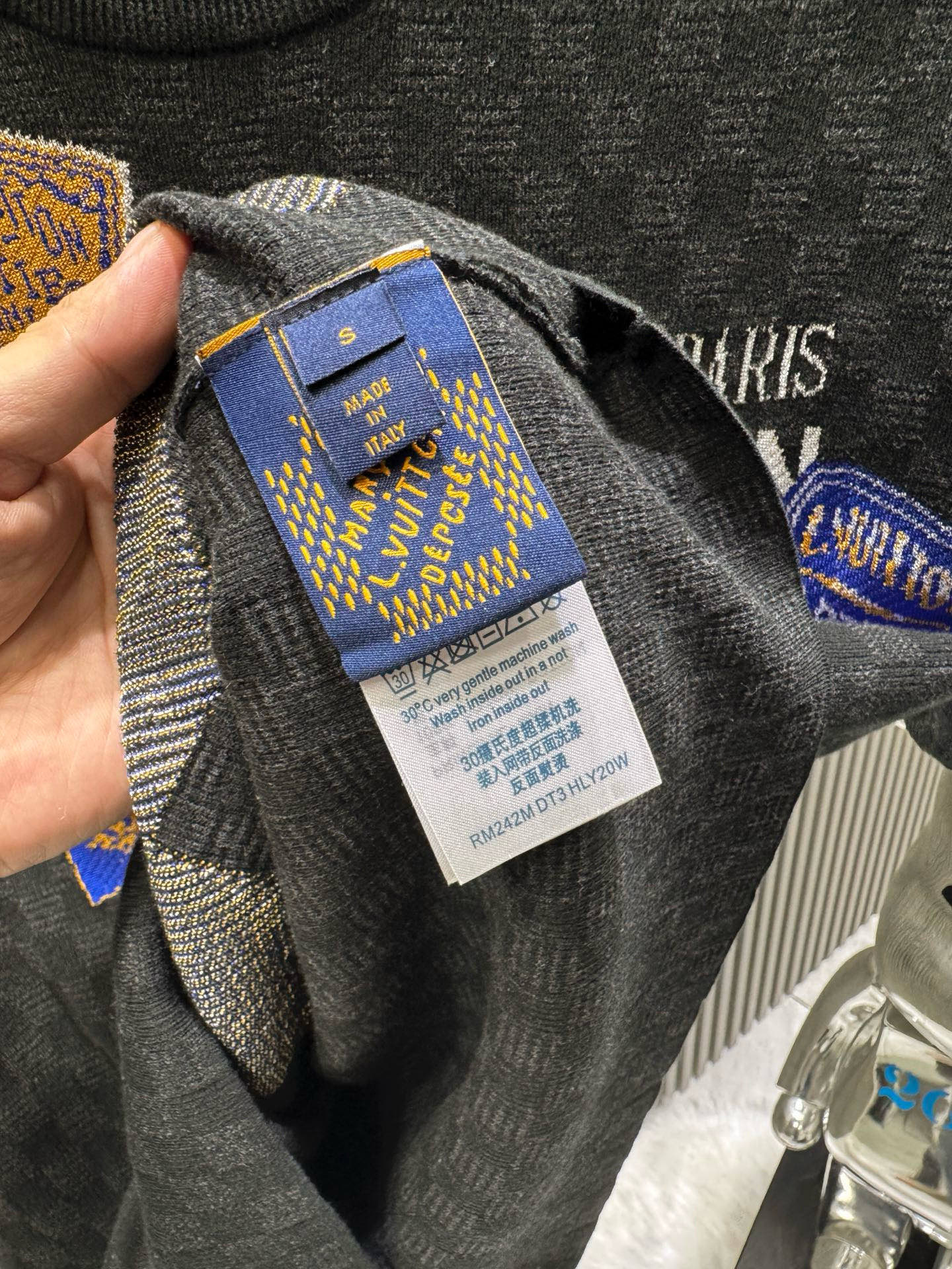 💰200🀄️ Louis Vuitton路易威登 LOUIS VUITTON 棋盘格标签针织短袖 采用定制棉质加光丝面料匠心制作 Damier提花嵌花织纹 德国进口挂毛机织片而成 织线原衣对色 环保固色定染 提花面料要求纱支精细衣身运用进口16针织令士提方格织法完美跟提花工艺每件耗时要150分钟 图案采取双面挂毛工艺 精细做工 肌理纹路清晰 极细织线由环保纤维打造 缝合采用的是16针盘 每个收口还要手工挑 缝线都要松紧一致要平顺 出品大身前后左右整齐对位理衣身面料具有软糯垂坠触感 面料舒适柔软 亲肤透气 富有弹性 全衣以棋盘格底纹 胸前品牌字母刺绣 配蓝色徽章设计感十足 和袖子均有品牌 细节做工精致 整体走线平直细腻 面料舒适柔软 颜色一致无色差 能与同款搭配营造时尚造型 三标齐全 男女同款