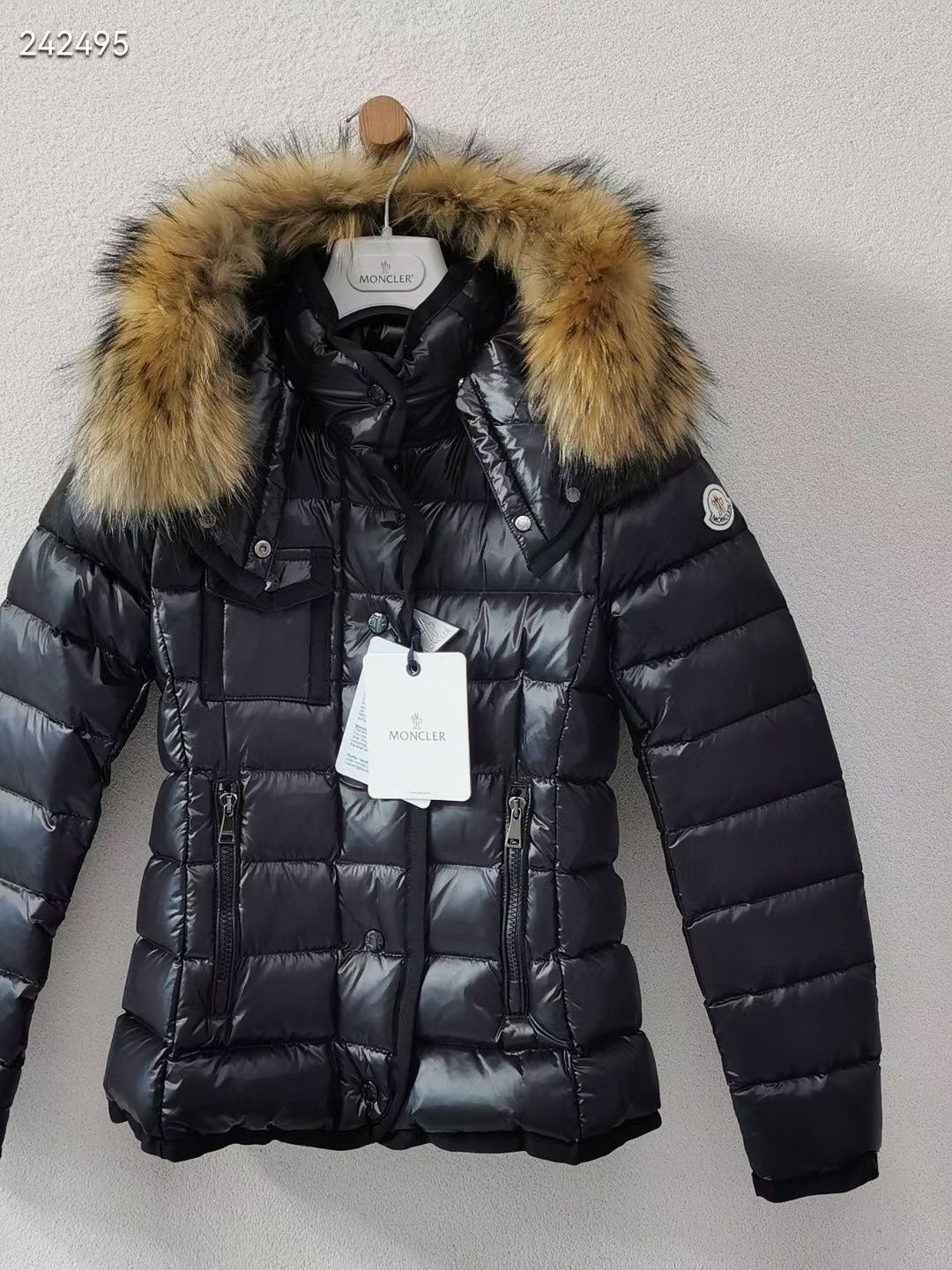💰590 Moncler Armoise 短款修身女士羽绒服，狐狸毛，进口尼龙面料，拉链开合 黑色 白色1-2-3-4