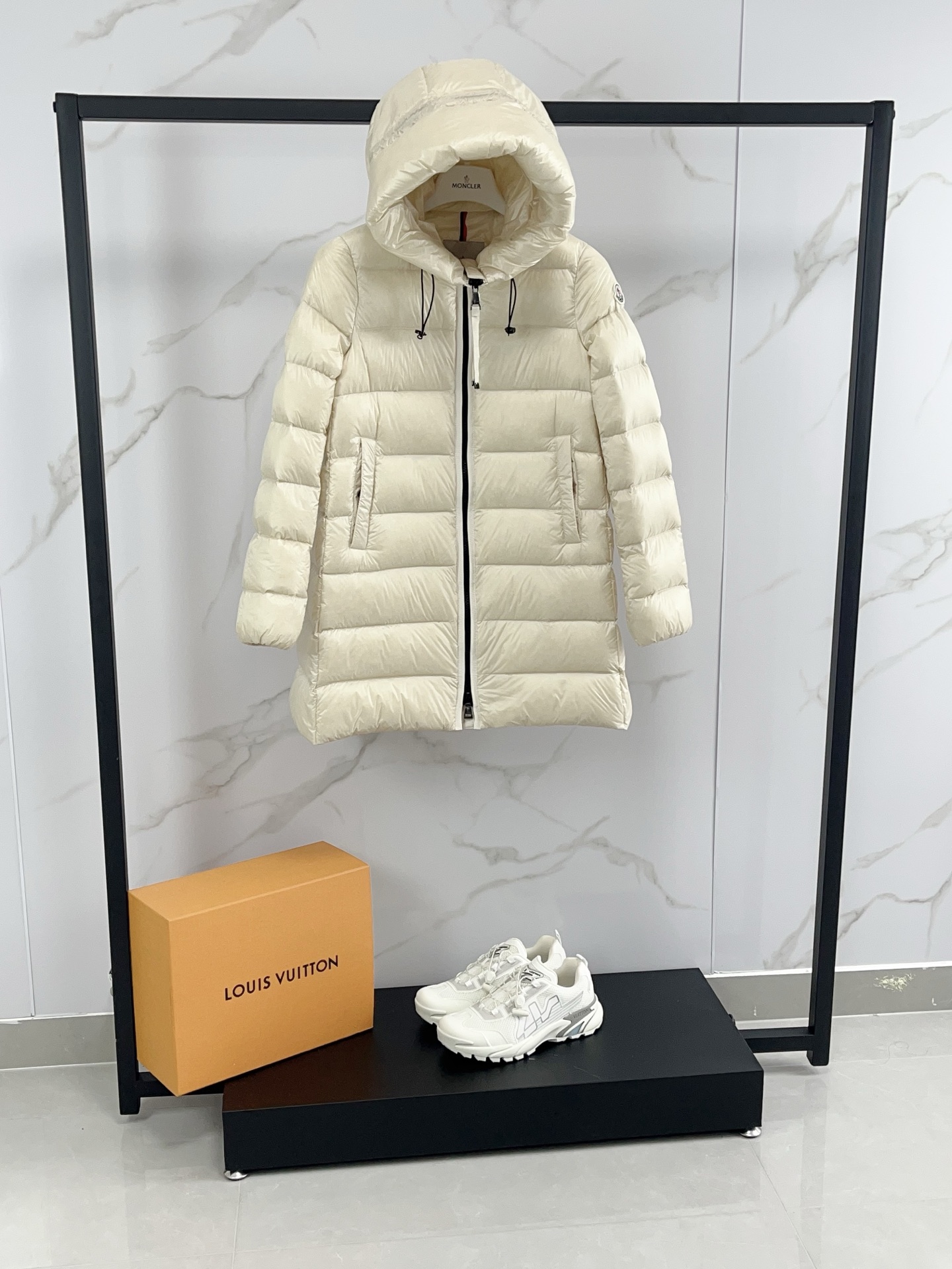 💰590 MoncIer｜Suyenne女士连帽中长羽绒服，蒙口经典A字款-Suyenne升级款黑色细节实拍图，超级保暖，明星挚爱，质感十足，充绒饱满，版型非常好！ 颜色：黑色，香槟色 尺码: 0-3