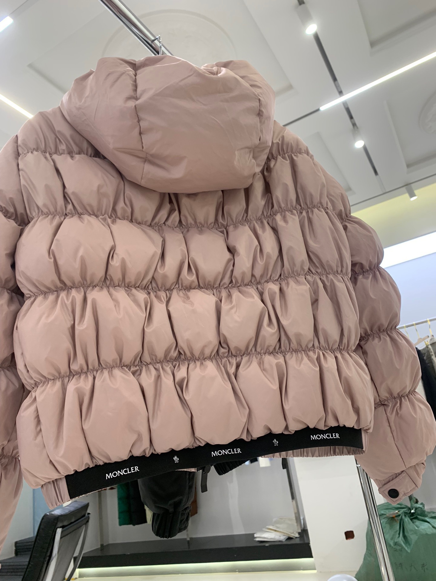 💰480 Monc*er 超可爱 女人味 毛毛虫短款羽绒服 颜色：藕粉色 黑色 款号：Medonte 尺码：012