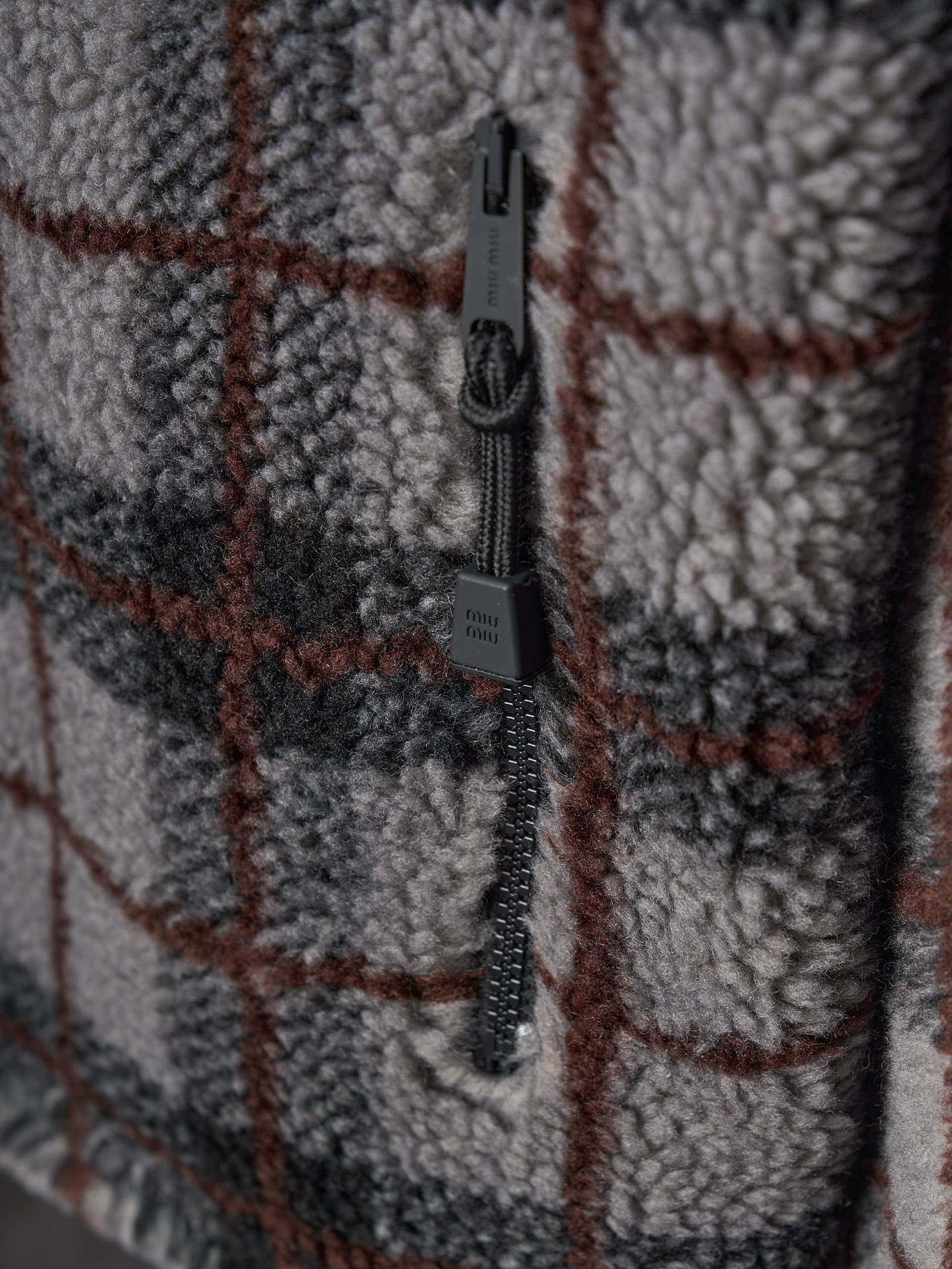 💰260【实物挂拍】MiuMiu/缪缪 羊羔绒格子刺绣拉链外套 【颜色】绿色 灰色 【现货】S M L XL 经典夹克在这款中被重新诠释，加入羊毛以增加厚度和柔软度。经典格纹图案汲取男装风格灵感，重新诠释运动女性气质的风格密码。 Oversize版型. 无衬里长袖立领.正面拉链开合 侧袋.双头钩针底边.刺绣徽标 采用80%羊毛，20%棉。该款面料原版定织定染，100%还原。内衬口袋布采用100%尼龙料， 后领位置搭配100%羊毛泰迪绒。 拉链采用尼龙与胶牙材料结合，拉牙采用欧款胶牙。下摆搭配原版刻字弹力扣。 刺绣采用3D立体刺绣工艺，刺绣logo饱满立体。呈现出高端视觉效果。