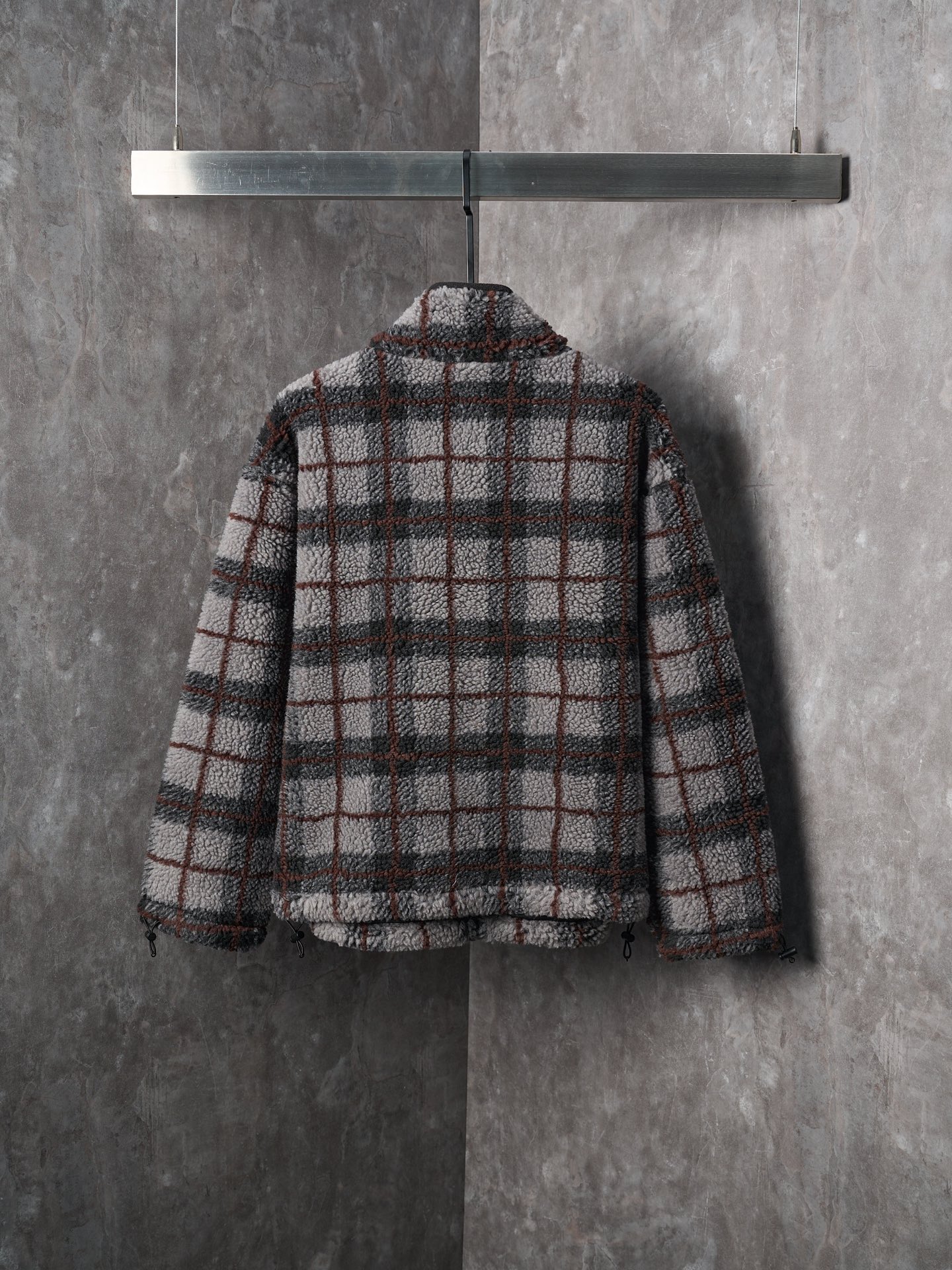 💰260【实物挂拍】MiuMiu/缪缪 羊羔绒格子刺绣拉链外套 【颜色】绿色 灰色 【现货】S M L XL 经典夹克在这款中被重新诠释，加入羊毛以增加厚度和柔软度。经典格纹图案汲取男装风格灵感，重新诠释运动女性气质的风格密码。 Oversize版型. 无衬里长袖立领.正面拉链开合 侧袋.双头钩针底边.刺绣徽标 采用80%羊毛，20%棉。该款面料原版定织定染，100%还原。内衬口袋布采用100%尼龙料， 后领位置搭配100%羊毛泰迪绒。 拉链采用尼龙与胶牙材料结合，拉牙采用欧款胶牙。下摆搭配原版刻字弹力扣。 刺绣采用3D立体刺绣工艺，刺绣logo饱满立体。呈现出高端视觉效果。