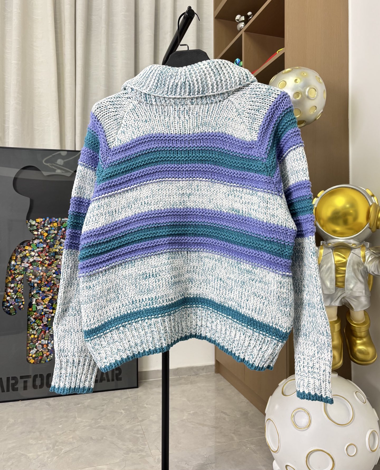 p230💰 款号：DC271# CHANEL 香奈儿 25ss 复古减龄条纹撞色针织开衫 打造如彩虹般绚烂多彩的层次之美，重磅羊毛面料 亲肤保暖 材质细腻软糯 厚实有筋骨 尽显慵懒温柔，条纹撞色设计 增添层次感 焕活冬季穿搭，搭配各式下装 休闲与通勤都可驾驭 颜色：图片色 尺码：S M