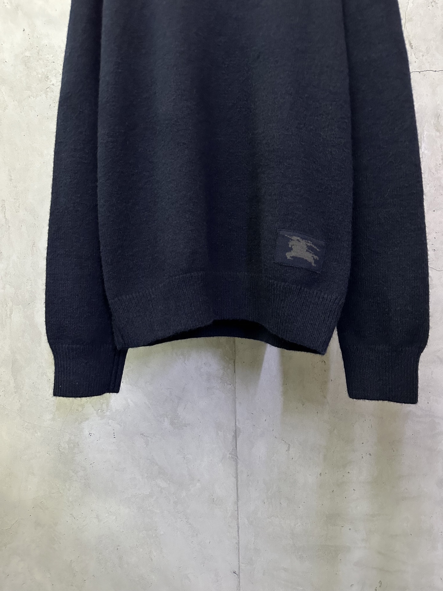 💰200 BURBERRY巴宝莉 26SS 纯色圆领羊绒针织衫 面料：采用定染18支双股羊毛混纺毛料 建议干洗（本产品为毛料织造而成不易机洗）定制五金 螺纹 辅料 对版对位 男女同款 -Color: 宝蓝色 -Size: S M L XL