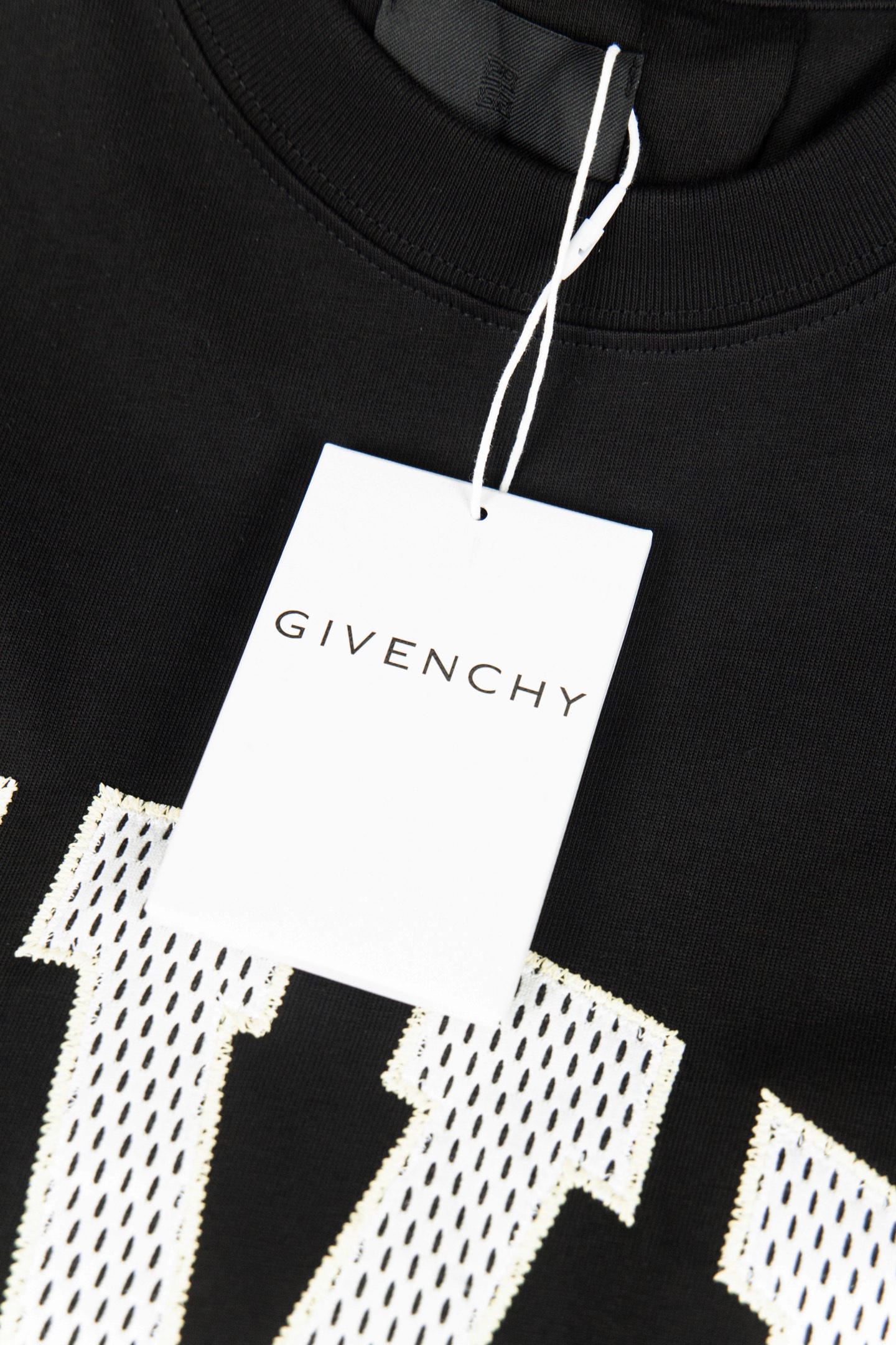 特价🉐️：50 款号：G27 Givenchy纪梵希 新款大字母小孔绣花短袖T恤 - 被称为法国时装界的绅士的Givenchy的风格所在 1952年纪梵希这个品牌在法国正式诞生 它是以其创始人 第一位首席设计师休伯特.德.纪梵希(Hubert de Givenchy)命名的 几十年来这一品牌一直保持着&ldquo;优雅的风格&rdquo; 在时装界几乎成了&ldquo;优雅&rdquo;的代名词 而纪梵希本人在任何场合出现总是一副儒雅气度和爽洁不俗的外形 因而被誉为&ldquo;时装界的绅士&rdquo; 纪梵希先生与赫本女士的一生也称为佳话 纪梵希先生虽然已故 但纪梵希的经典传奇依旧火爆至 - 不管是T桖还是卫衣都是每年的爆款单品 采用进口绣花 每一件都是艺术品 成本极高 经过多次的调试打版图案色差还原度与原版接近百分之99 区别市场垃圾胶印版本 颜色: 黑 尺码:S M L XL