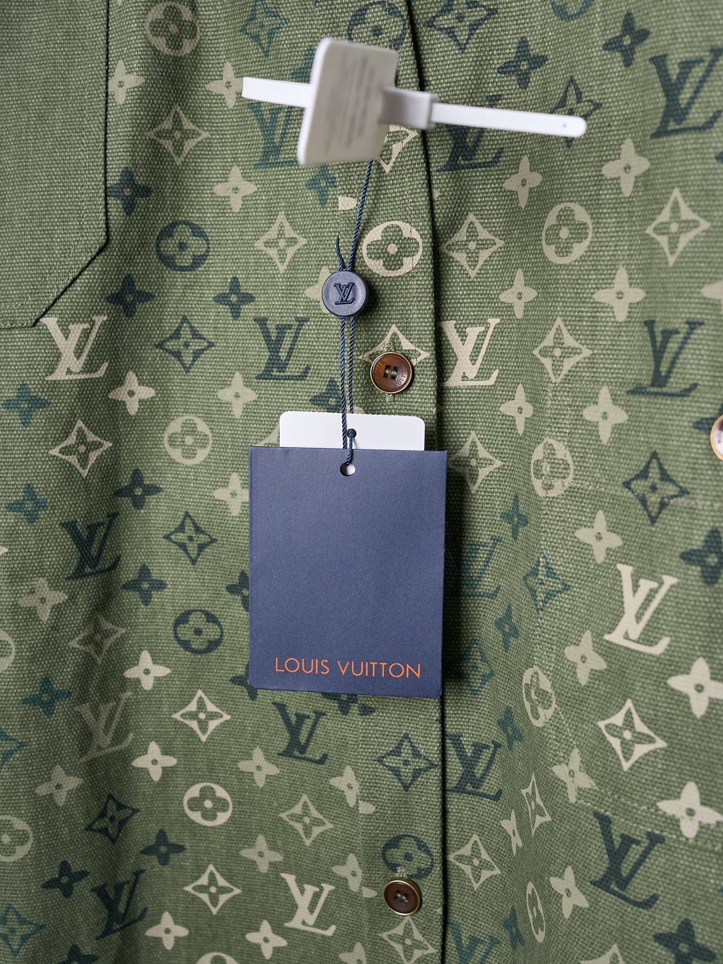 💰280【实物挂拍】LV/路易威登 翻领满印工装夹克式衬衫 【现货】S M L XL 正品16000购入，定染50支平纹双股珠地帆棉布，定位裁床，数码直喷，定制1：1纽扣，定制1：1皮标，定制1：1商标，宽松版型