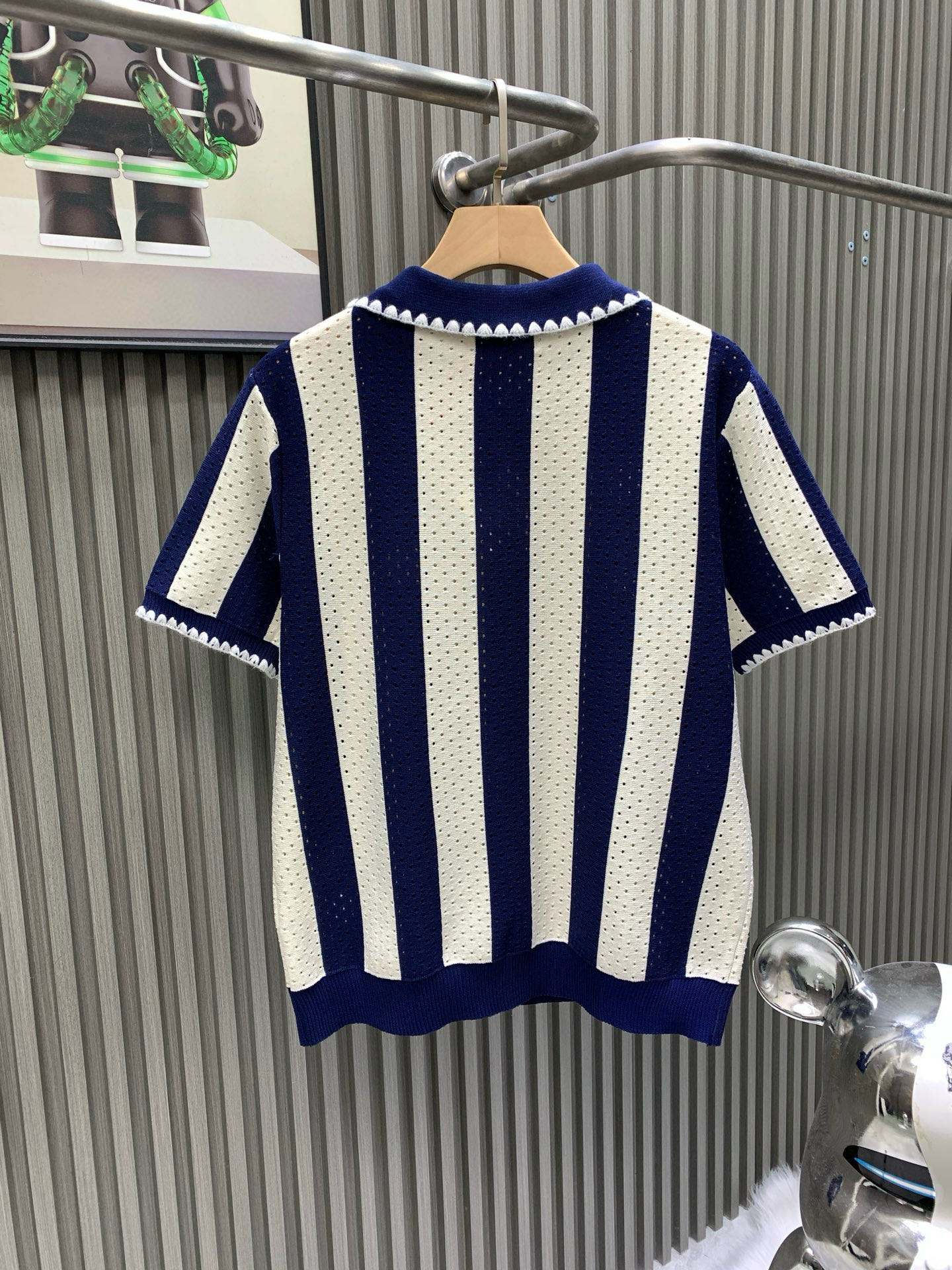 💰105🀄️ LOEWE罗意威 菱形提花设计甄选超细优质纱线 含山羊桑蚕丝翻领针织短袖男士典藏款 「耗时王」圆领奢雅工艺 触肤即高阶 匠心底蕴 菱形镂空提花 耗时数月雕琢的立体菱形提花 经纬间织就建筑美学肌理 光影穿透时显隐交错 举手投足尽展低调奢华 奢材天成山羊绒桑蚕丝 甄选超细优质纱线 融合内蒙古白绒山羊绒的软糯亲肤与桑蚕丝的柔滑垂坠 轻若无物却奢感天成 贴身穿着如云端轻抚 经典型格翻领短袖设计 简约翻领勾勒利落线条 短袖剪裁适配多场景&mdash;&mdash;商务会晤时叠搭西装显儒雅 休闲时光单穿流露绅士品味 典藏款型永不褪色 细节至臻品质见证 精密车工确保接缝平整 骨位加固耐穿不变形 领口螺纹经水洗测试 久穿仍挺括如新 每一处细节皆为「耗时」证言