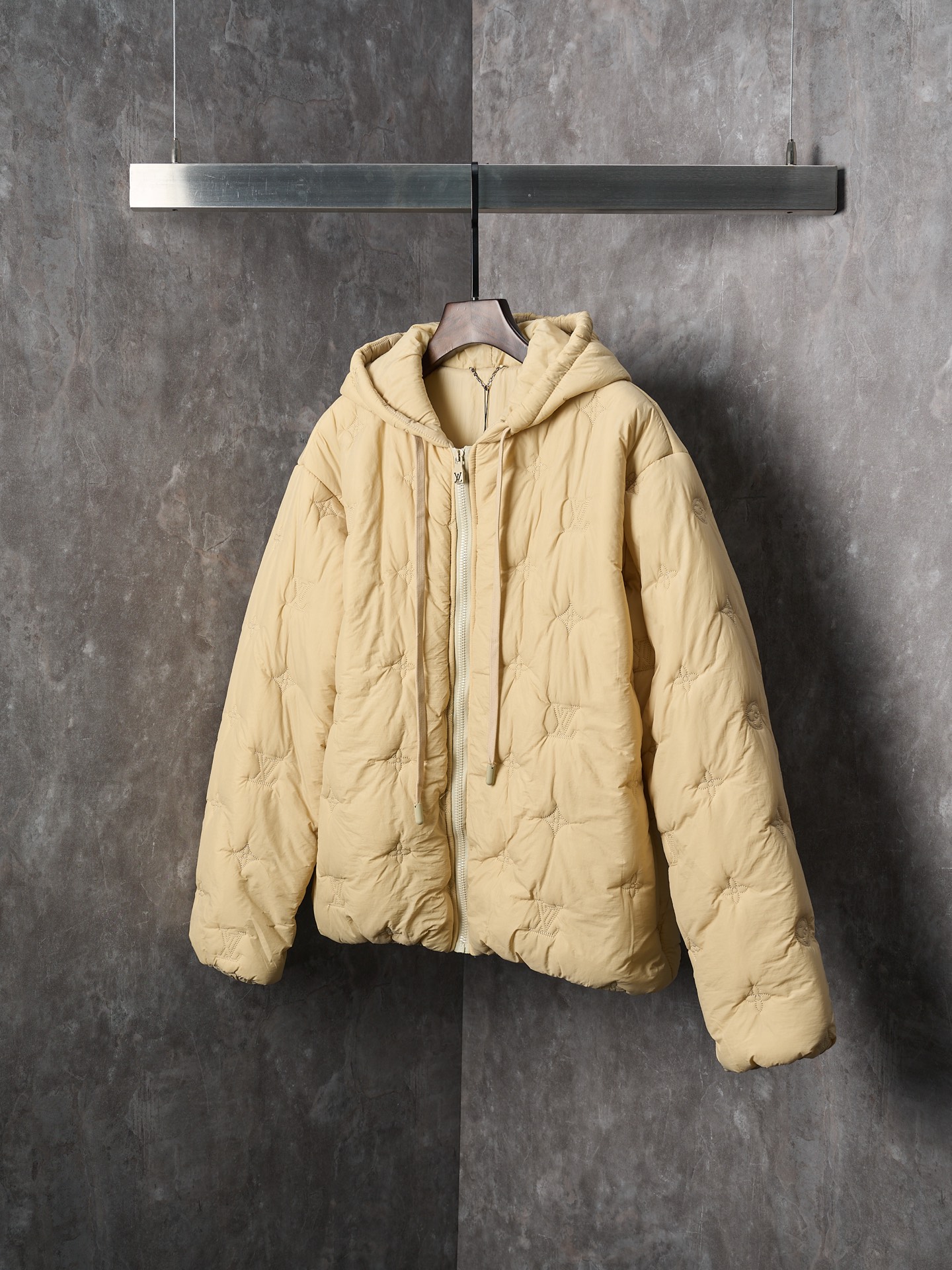 💰300【实物挂拍】LV/路易威登 老花刺绣棉服拉链连帽外套 【现货】46 48 50 52 原27,500购入，纯锦纶梭织面料，聚酯纤维夹棉填充，里布做了贴膜效果，全件对位绗花工艺，进口行棉机定位，增加整体起伏层次质感，将填充物固定，不易跑棉。前后幅全件对花缝纫，绣花间距一致，左右对称，做工非常复杂。门襟、双口袋树脂拉链开模定做，定喷刻字烤漆半喷露白拉链头，抽绳式风帽设计，子弹头吊钟点缀。上身轻便舒适，穿在身上有羽绒服的包裹感保暖防风又潮流。