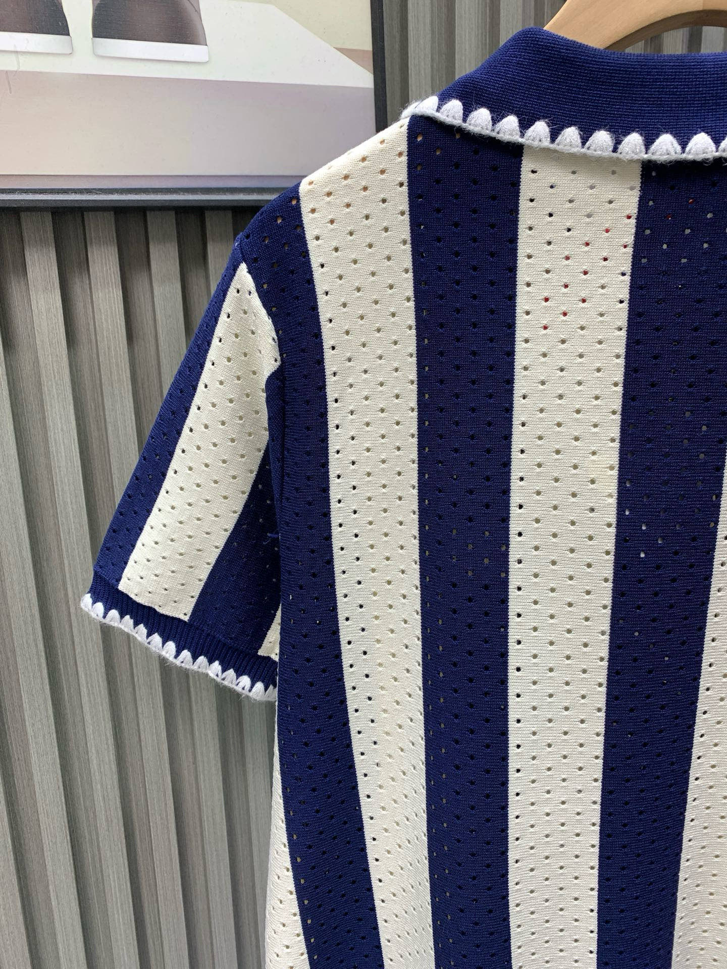 💰105🀄️ LOEWE罗意威 菱形提花设计甄选超细优质纱线 含山羊桑蚕丝翻领针织短袖男士典藏款 「耗时王」圆领奢雅工艺 触肤即高阶 匠心底蕴 菱形镂空提花 耗时数月雕琢的立体菱形提花 经纬间织就建筑美学肌理 光影穿透时显隐交错 举手投足尽展低调奢华 奢材天成山羊绒桑蚕丝 甄选超细优质纱线 融合内蒙古白绒山羊绒的软糯亲肤与桑蚕丝的柔滑垂坠 轻若无物却奢感天成 贴身穿着如云端轻抚 经典型格翻领短袖设计 简约翻领勾勒利落线条 短袖剪裁适配多场景&mdash;&mdash;商务会晤时叠搭西装显儒雅 休闲时光单穿流露绅士品味 典藏款型永不褪色 细节至臻品质见证 精密车工确保接缝平整 骨位加固耐穿不变形 领口螺纹经水洗测试 久穿仍挺括如新 每一处细节皆为「耗时」证言