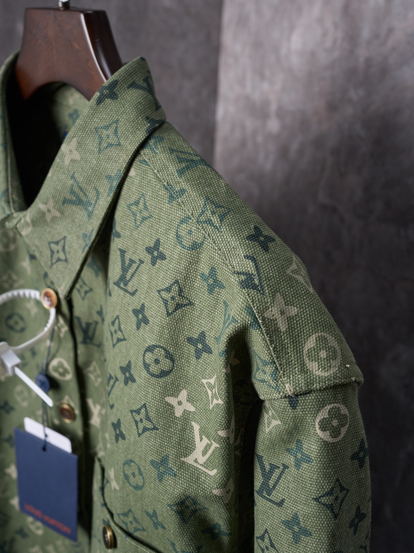 💰280【实物挂拍】LV/路易威登 翻领满印工装夹克式衬衫 【现货】S M L XL 正品16000购入，定染50支平纹双股珠地帆棉布，定位裁床，数码直喷，定制1：1纽扣，定制1：1皮标，定制1：1商标，宽松版型