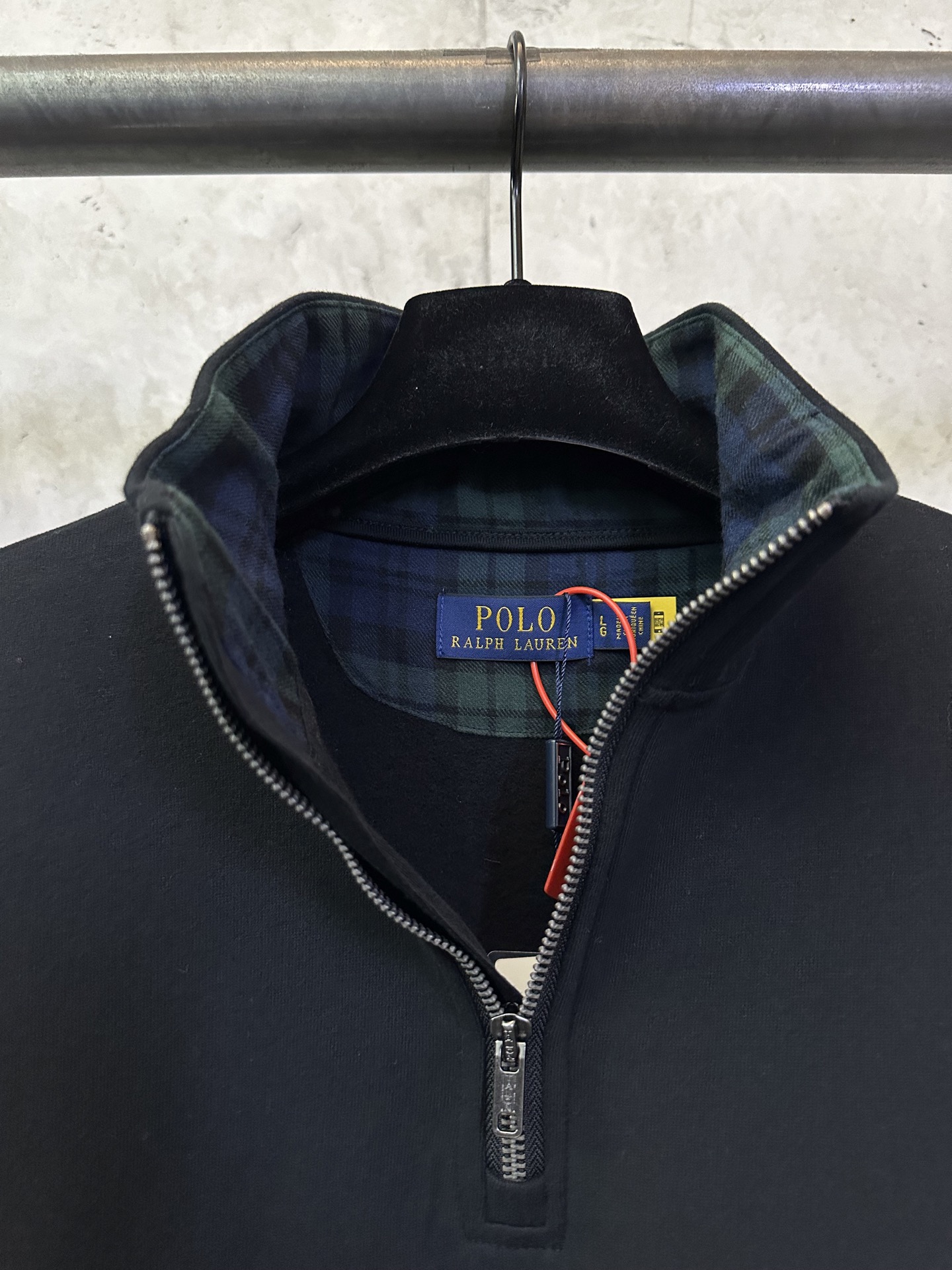 💰200 Ralph Lauren 金色刺绣半高领卫衣 面料：采用定制雅韵精棉绒感料 柔软丝滑 舒适贴肤 以纯粹到极致的黑调为底色 格纹斜纹镶边于领口处 承载着英伦风的优雅与复古 定制五金 螺纹 辅料 对版对位 男女同款 -Color: 黑色 -Size: S M L XL