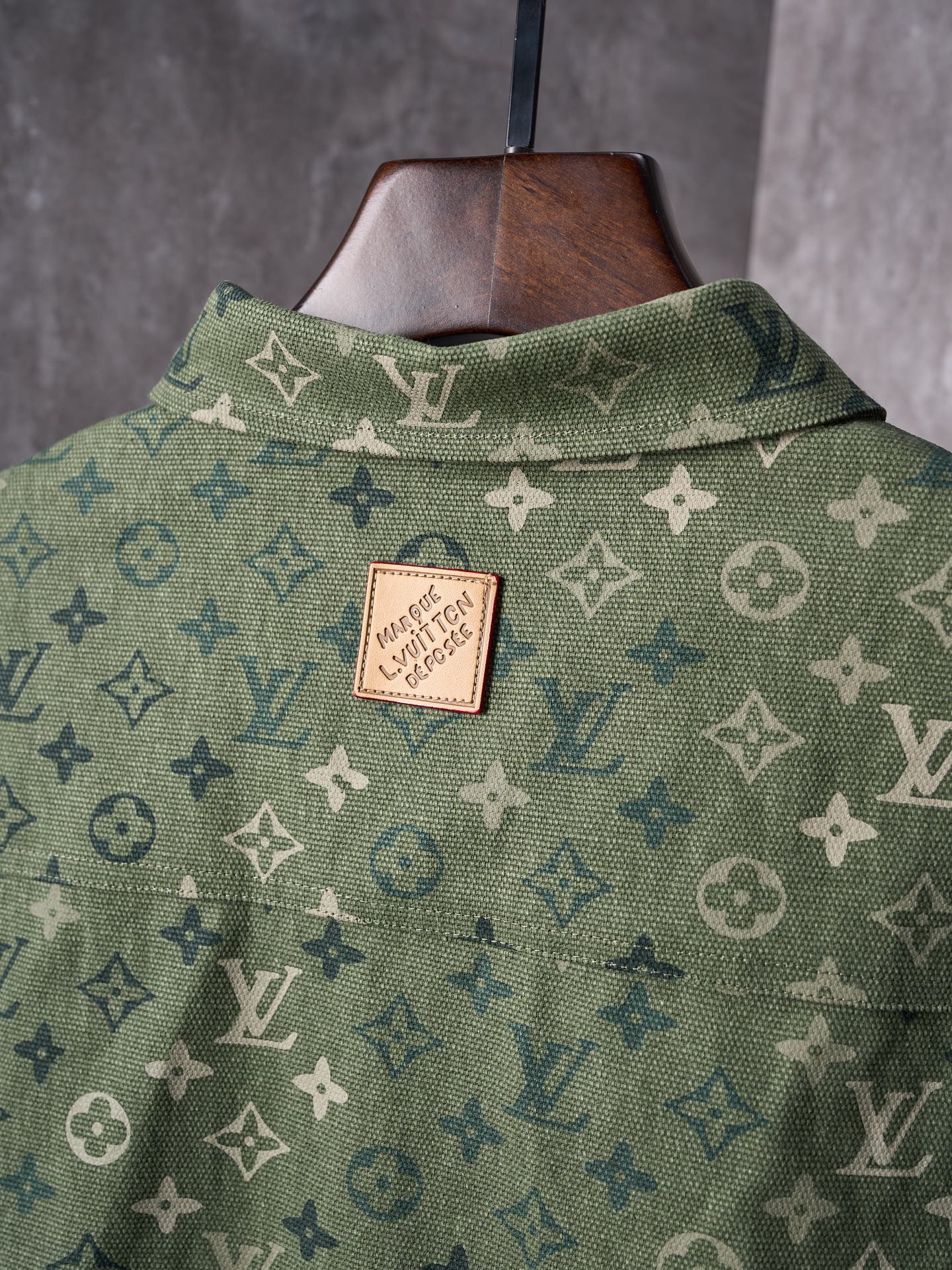 💰280【实物挂拍】LV/路易威登 翻领满印工装夹克式衬衫 【现货】S M L XL 正品16000购入，定染50支平纹双股珠地帆棉布，定位裁床，数码直喷，定制1：1纽扣，定制1：1皮标，定制1：1商标，宽松版型