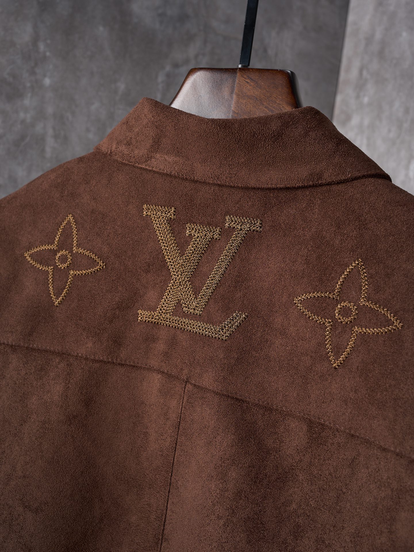 💰255【实物挂拍】LV/路易威登 大花刺绣麂皮绒面按扣翻领外套 【现货】S M L XL 原版36500购入，采用法国绒定制面料，深咖色绒面布料在不同的灯光下，会呈现不同色系效果。内里定制黑色真丝里布。整件，具有非常个性的特点，进口机对位绣花，门襟处左右对位细节媲美原版。定制的五金纽扣，配件手感色泽细腻光滑，低调奢华的设计。两侧双开袋小。男女同款。