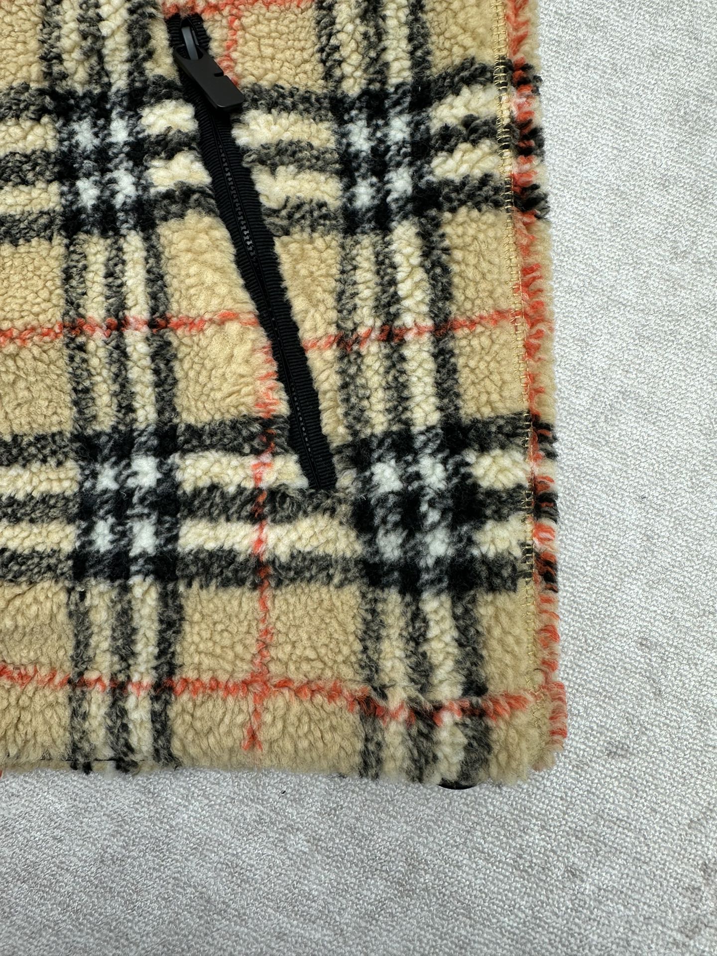 P280 巴宝莉 25ss新款格纹羊毛羊绒混纺绒头夹克选用柔软的羊毛羊绒混纺绒头面料打造，装饰针织 Burberry 格纹。搭配轻盈网眼内衬，融入骑士印章贴花，灵感源自 1980 年代典藏图案。呈现休闲版型，采用抽绳腰部设计，可调节打造不同造型。码数：S.M.L.XL.