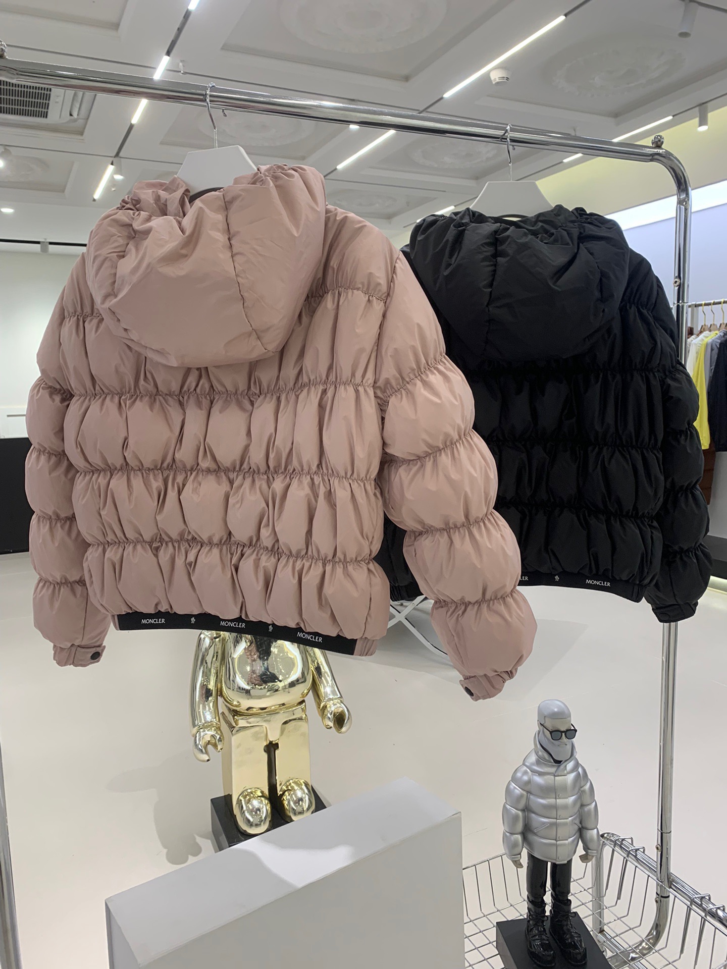 💰480 Monc*er 超可爱 女人味 毛毛虫短款羽绒服 颜色：藕粉色 黑色 款号：Medonte 尺码：012