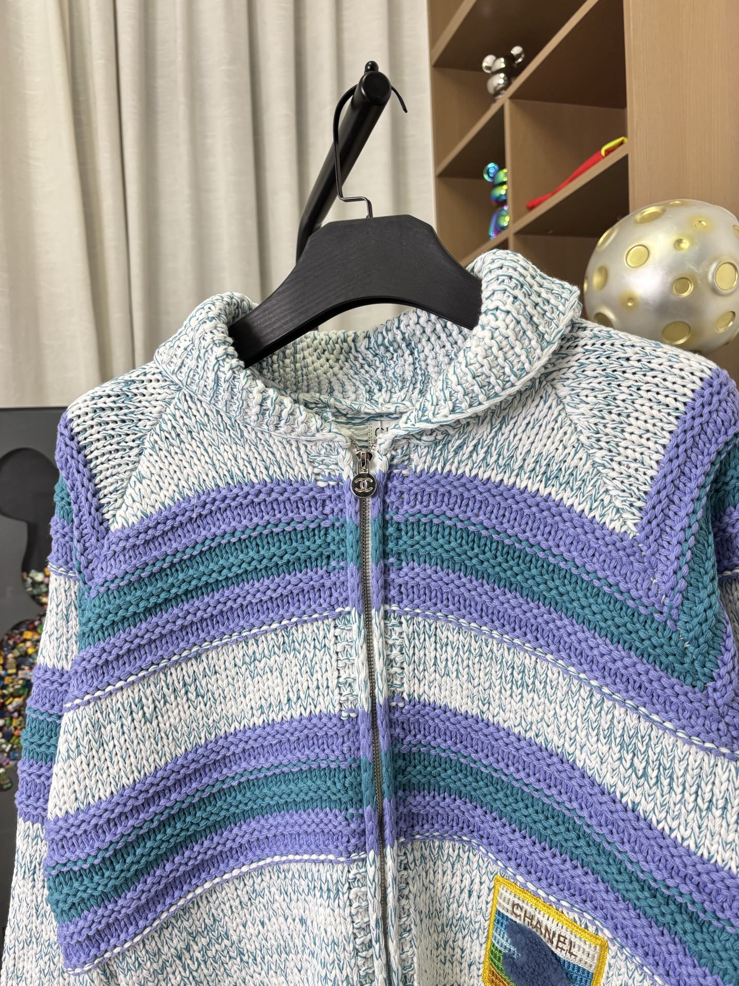 p230💰 款号：DC271# CHANEL 香奈儿 25ss 复古减龄条纹撞色针织开衫 打造如彩虹般绚烂多彩的层次之美，重磅羊毛面料 亲肤保暖 材质细腻软糯 厚实有筋骨 尽显慵懒温柔，条纹撞色设计 增添层次感 焕活冬季穿搭，搭配各式下装 休闲与通勤都可驾驭 颜色：图片色 尺码：S M