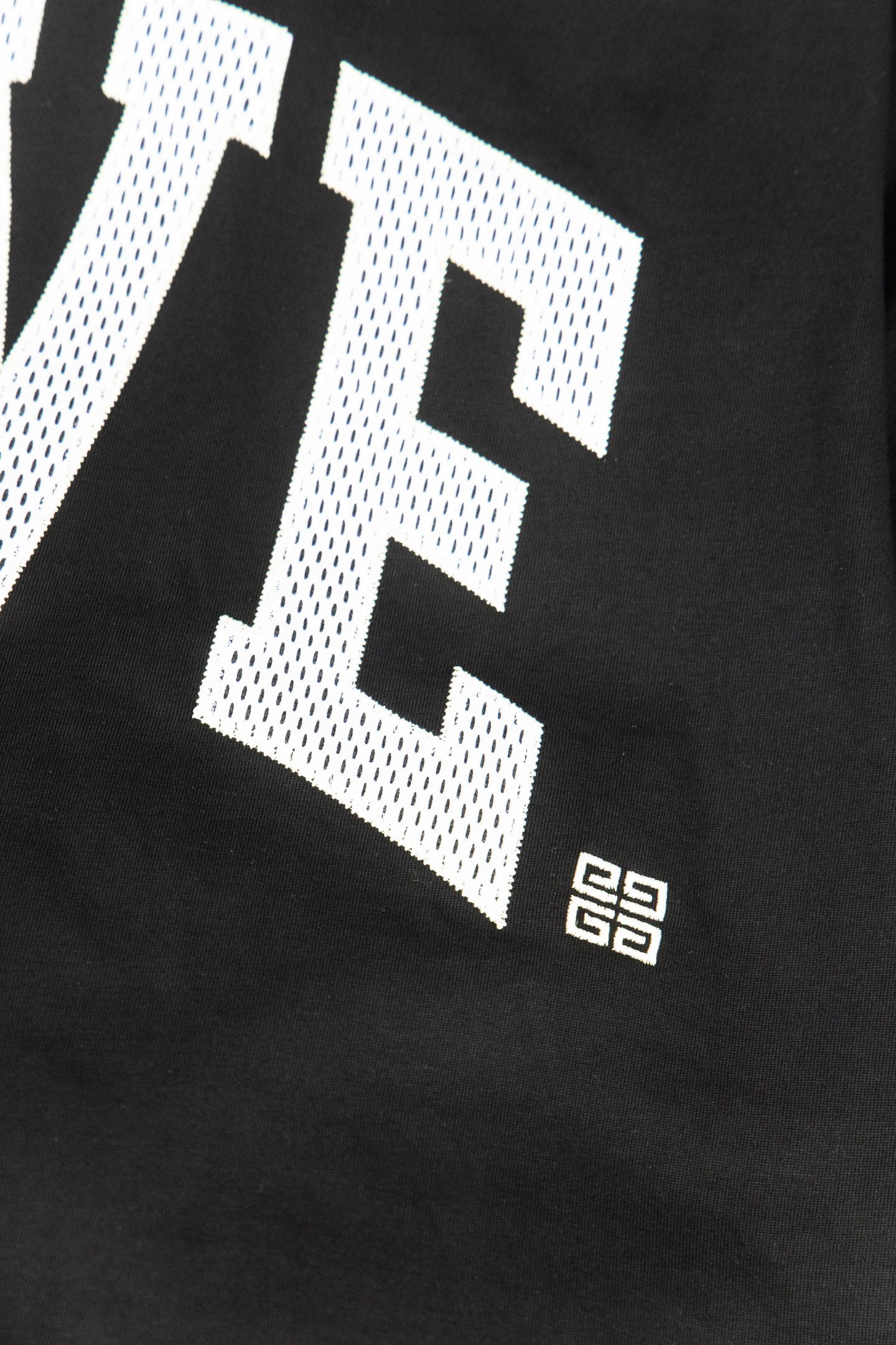 特价🉐️：50 款号：G27 Givenchy纪梵希 新款大字母小孔绣花短袖T恤 - 被称为法国时装界的绅士的Givenchy的风格所在 1952年纪梵希这个品牌在法国正式诞生 它是以其创始人 第一位首席设计师休伯特.德.纪梵希(Hubert de Givenchy)命名的 几十年来这一品牌一直保持着&ldquo;优雅的风格&rdquo; 在时装界几乎成了&ldquo;优雅&rdquo;的代名词 而纪梵希本人在任何场合出现总是一副儒雅气度和爽洁不俗的外形 因而被誉为&ldquo;时装界的绅士&rdquo; 纪梵希先生与赫本女士的一生也称为佳话 纪梵希先生虽然已故 但纪梵希的经典传奇依旧火爆至 - 不管是T桖还是卫衣都是每年的爆款单品 采用进口绣花 每一件都是艺术品 成本极高 经过多次的调试打版图案色差还原度与原版接近百分之99 区别市场垃圾胶印版本 颜色: 黑 尺码:S M L XL